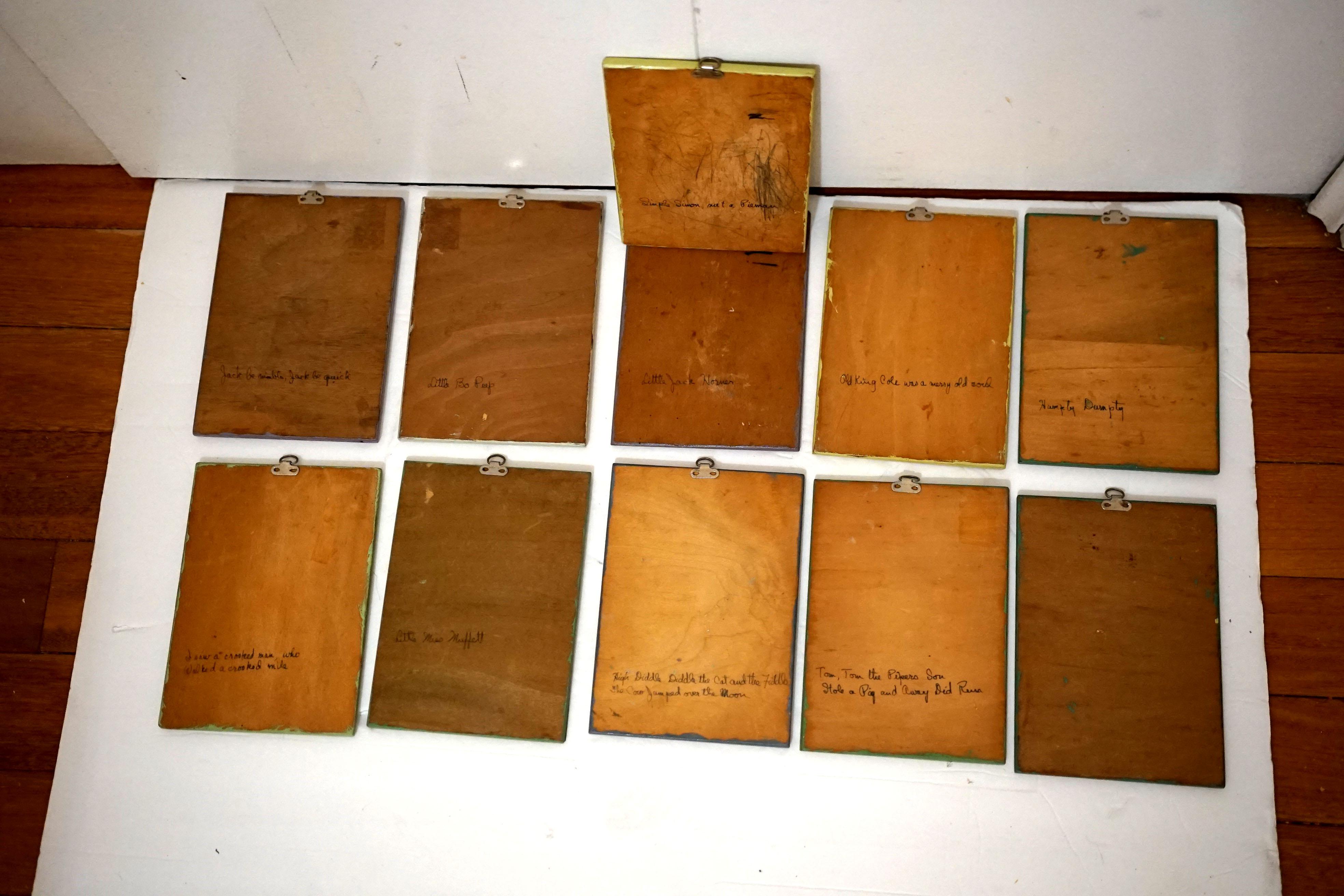 Handbemalte Kindermärchen-Tafeln aus Holz aus der Mitte des 20. Jahrhunderts im Angebot 6