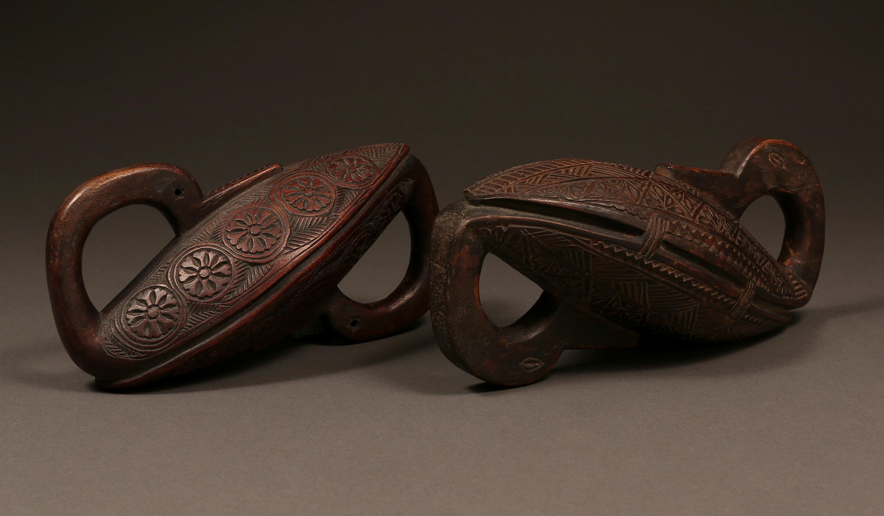 Nepalese Early/Mid-20th century Pair of Carved Bird Motif Fastening Rings, Nepal        For Sale