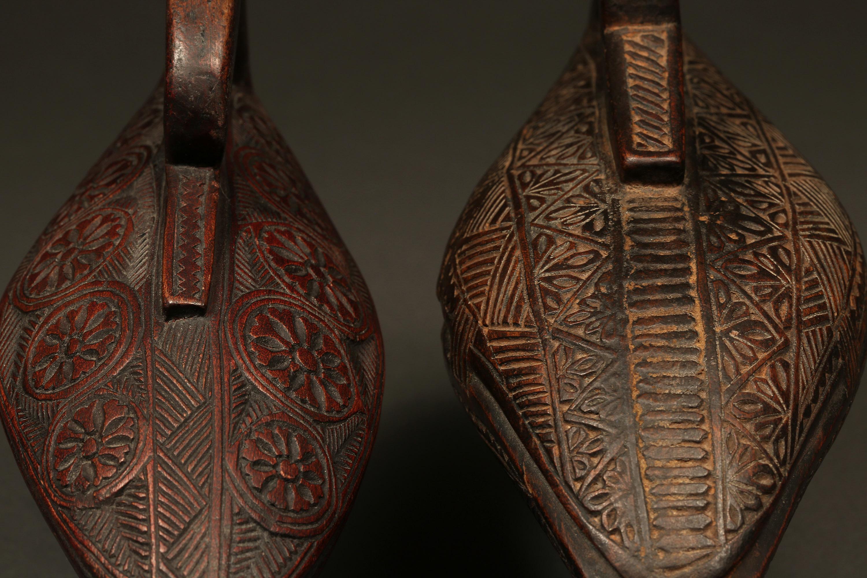 Paar geschnitzte Ringe mit Vogelmotiv, frühes/mitte des 20. Jahrhunderts, Nepal        (Handgeschnitzt) im Angebot