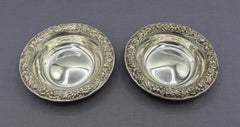 Anfang-Mitte des 20. Jahrhunderts Paar Kirk Sterling Silver Repousse Bon Bon Dishes