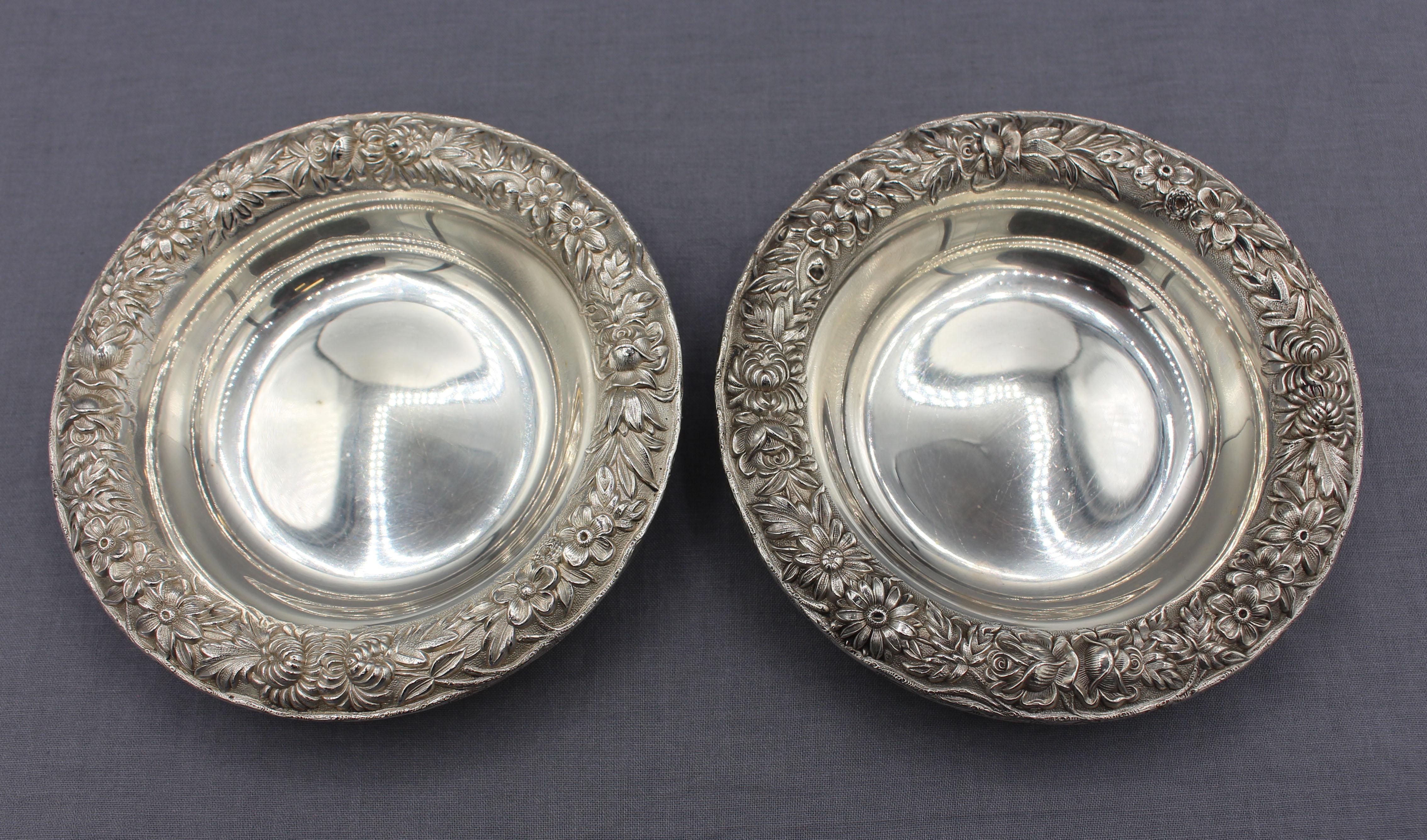 Art Nouveau Coppia di piatti bon bon in argento Kirk Repousse dell'inizio della metà del XX secolo in vendita