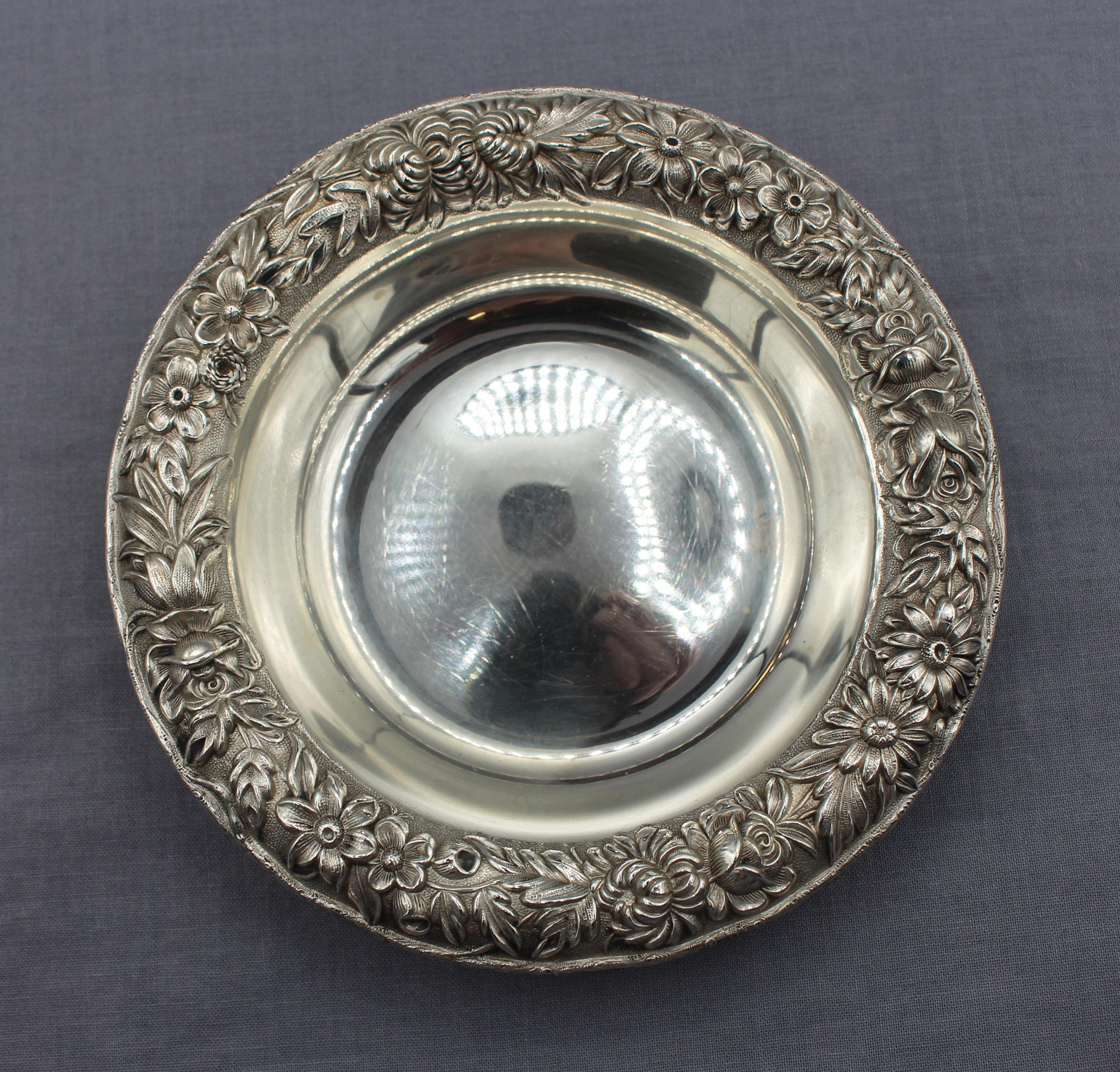 Sbalzo Coppia di piatti bon bon in argento Kirk Repousse dell'inizio della metà del XX secolo in vendita