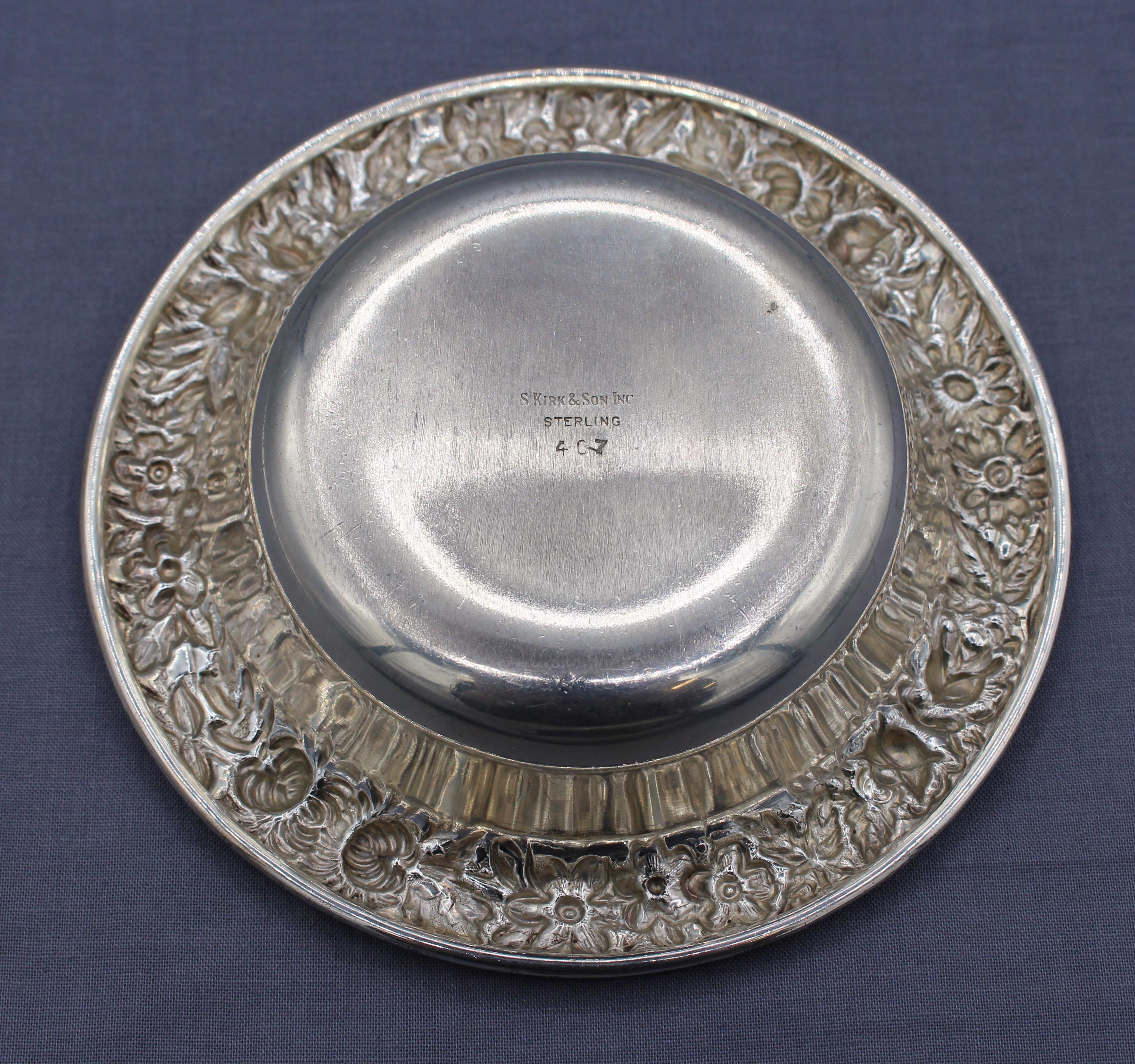 Coppia di piatti bon bon in argento Kirk Repousse dell'inizio della metà del XX secolo In condizioni buone in vendita a Chapel Hill, NC