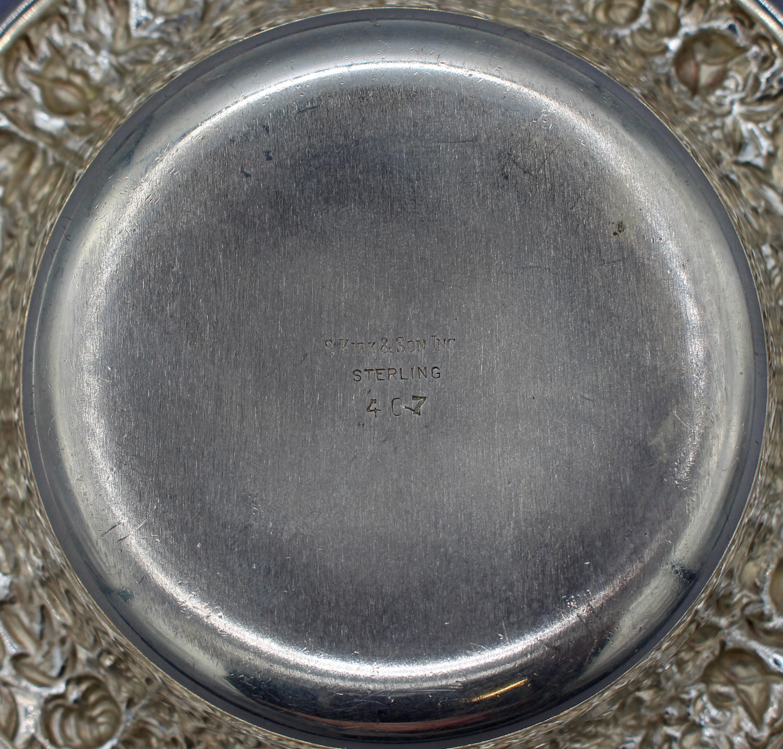 Argento 925 Coppia di piatti bon bon in argento Kirk Repousse dell'inizio della metà del XX secolo in vendita