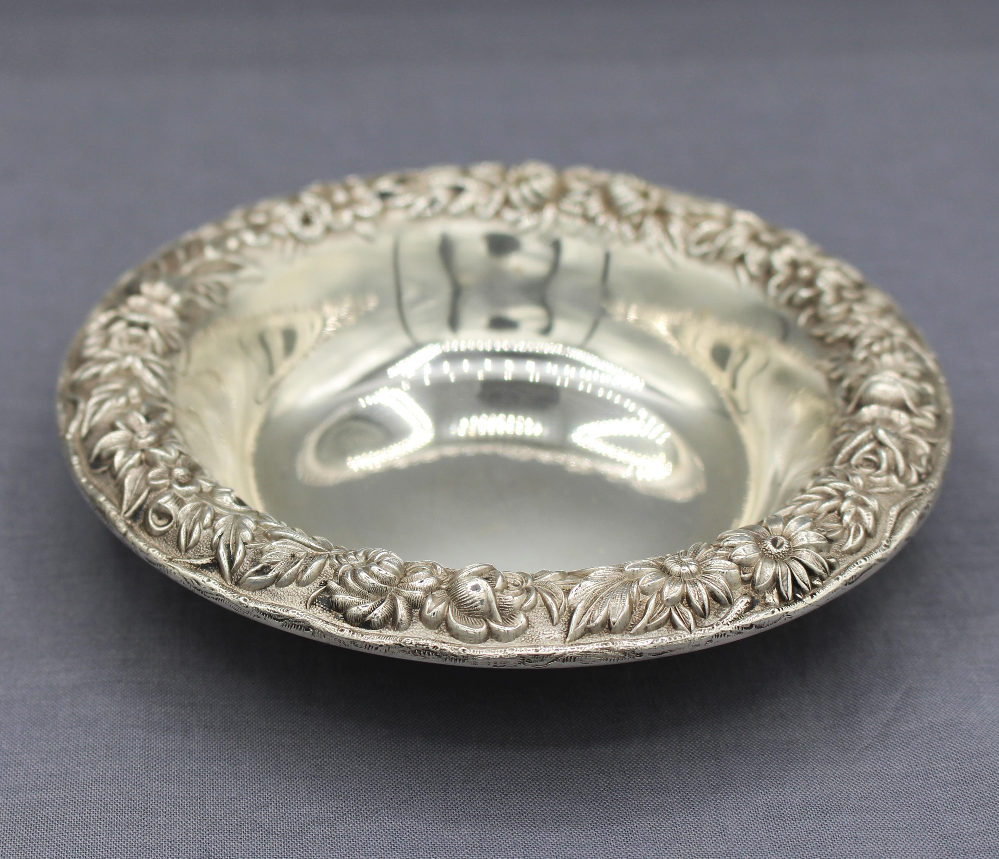 Coppia di piatti bon bon in argento Kirk Repousse dell'inizio della metà del XX secolo in vendita 1