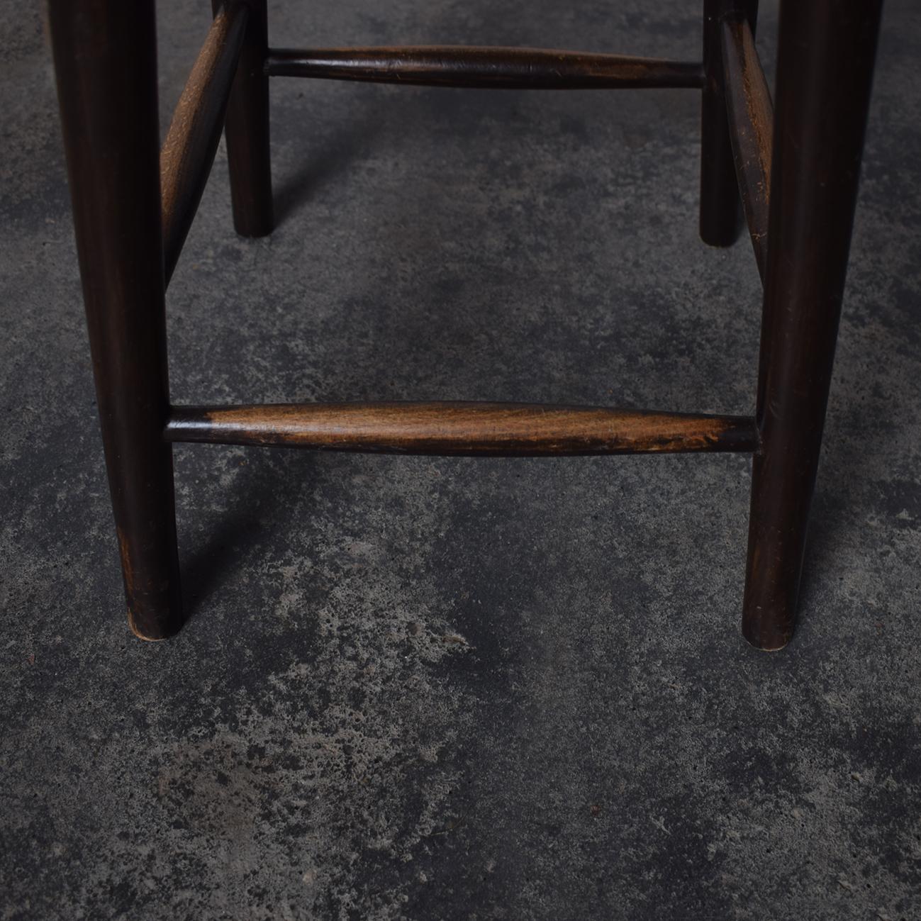 Un tabouret d'artiste primitif de France, des années 1950, dégage un charme rustique et une simplicité fonctionnelle. Fabriqué en bois de bouleau, ce tabouret présente une esthétique brute et organique avec une patine qui reflète des décennies