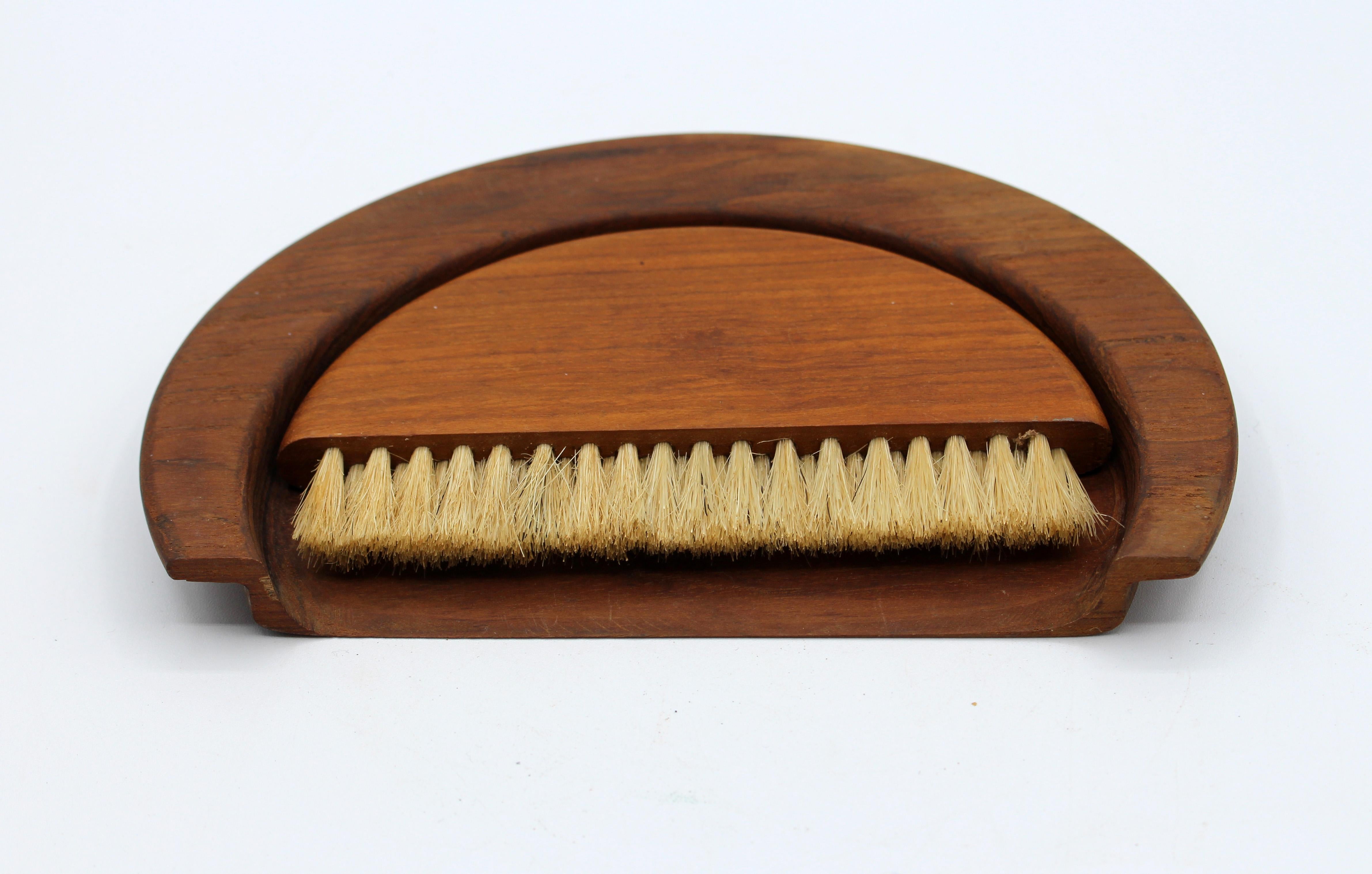 An early Mid-Century Modern period silent butler or table crumber by Kay Bojesen (Denmark, 1886-1958). Teak. Danish copyright. Marked fully on tray base.

Measures: 7 5/8