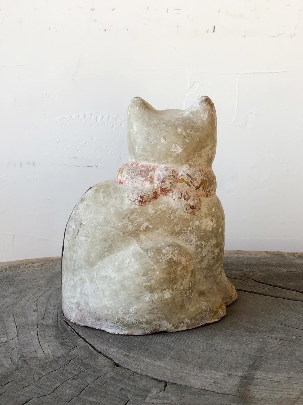 Dipinto a mano Bambola gatto tradizionale giapponese Hanamaki di argilla, inizio-metà del XX secolo in vendita
