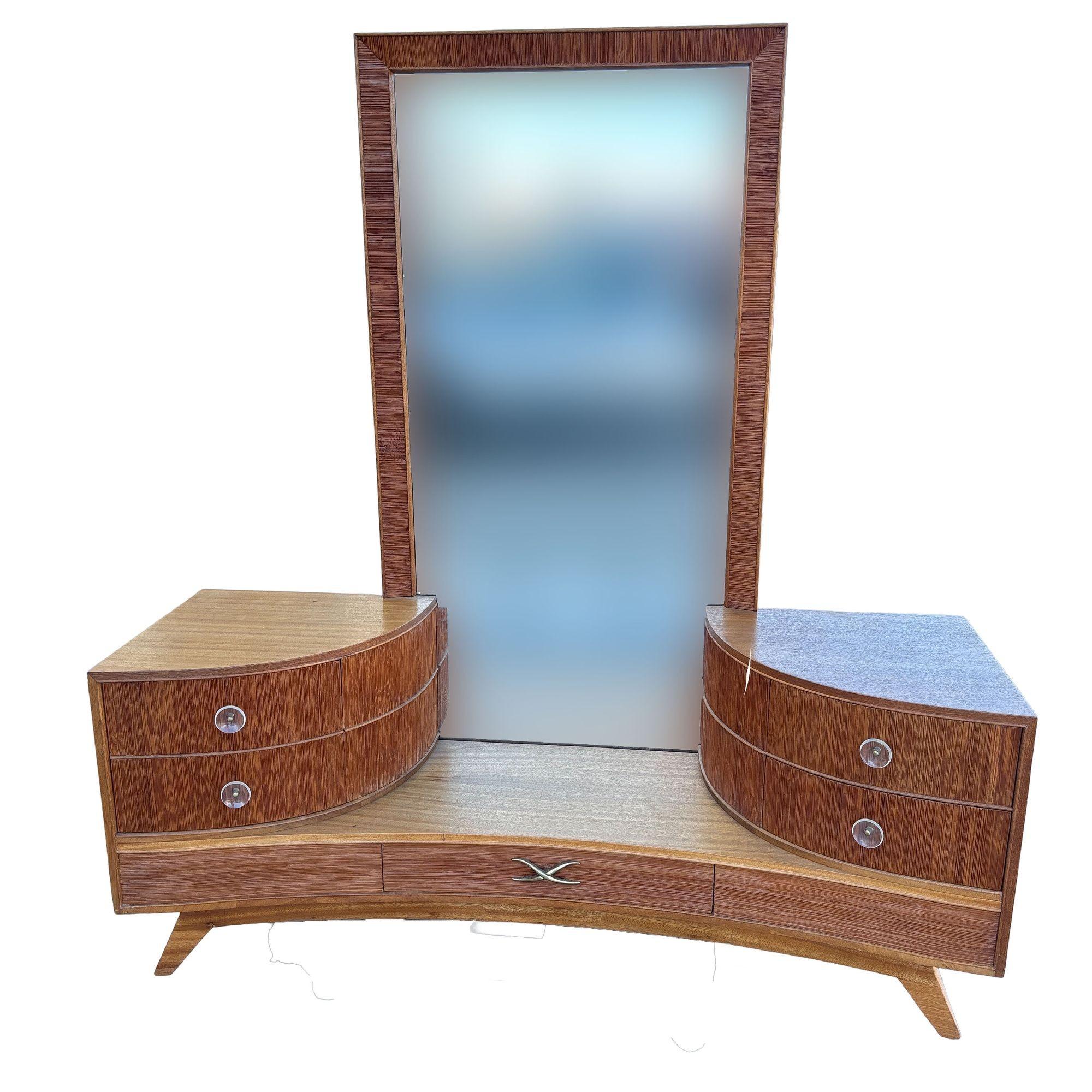 Vanité du début du milieu du siècle, avec tabouret assorti, réalisée par Paul Frankl pour la société Brown Saltman. Les côtés en bois peigné et les poignées en laiton enroulé sont la marque de fabrique de Paul Frankl. Le meuble-lavabo comprend deux