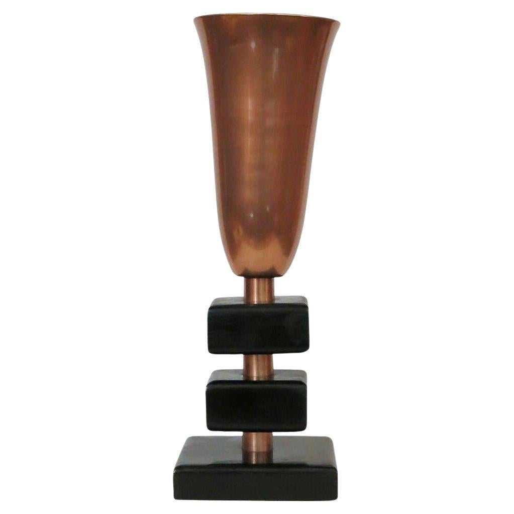 Lámpara de sobremesa de cobre con base apilada de principios de siglo XX