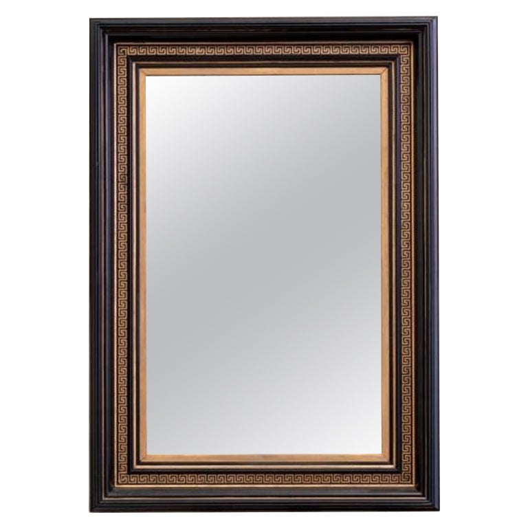 Gran e impresionante espejo de mediados de siglo con pintura negra y llave griega dorada.  El espejo tiene una moldura de marco grande y profunda.  

Para ver todos nuestros anuncios en Tiffany Farha Design, haz clic en Shop Tiffany en la parte