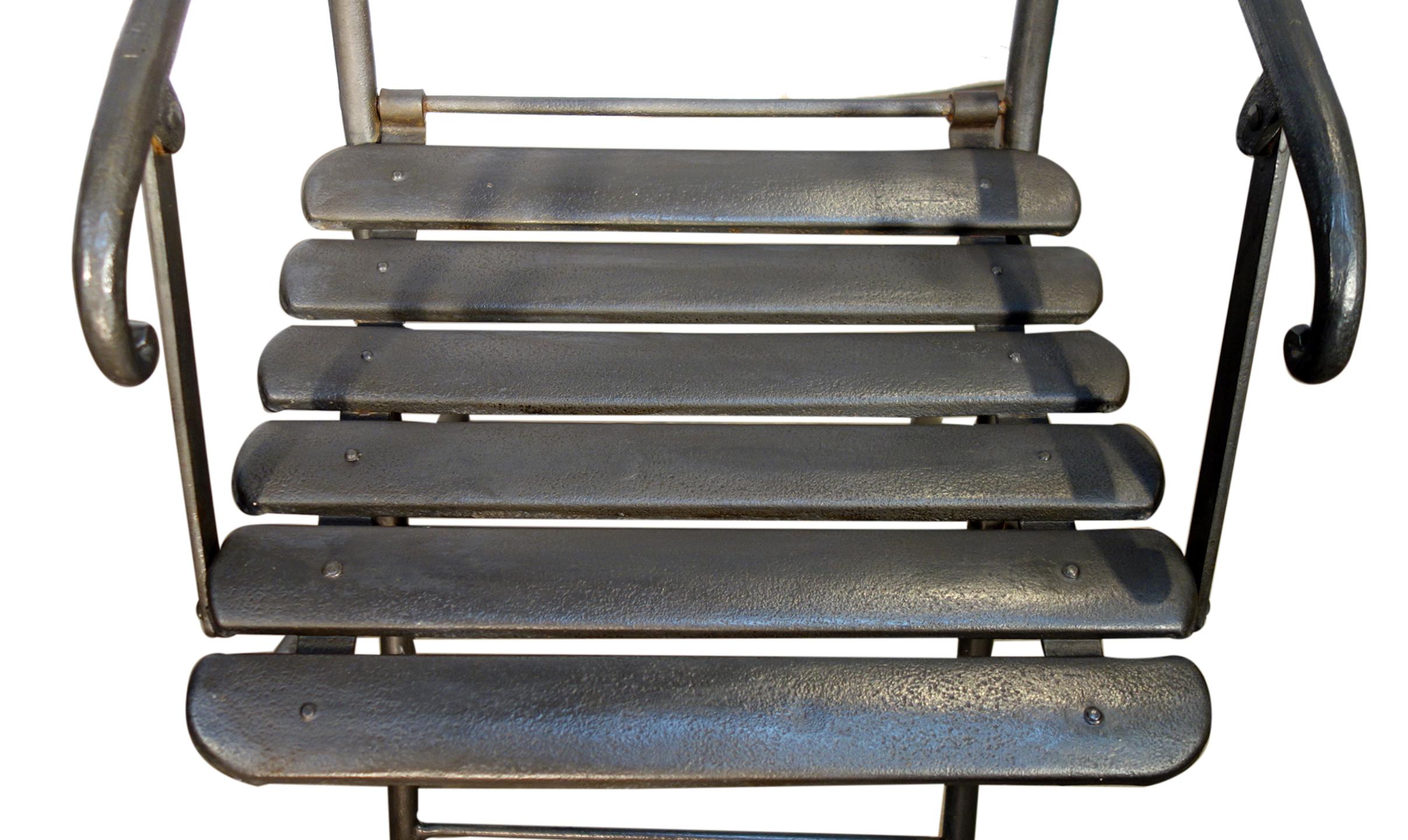 Paire de fauteuils pliants en fer forgé italien du début du siècle dernier par Carlo Crespi en vente 7