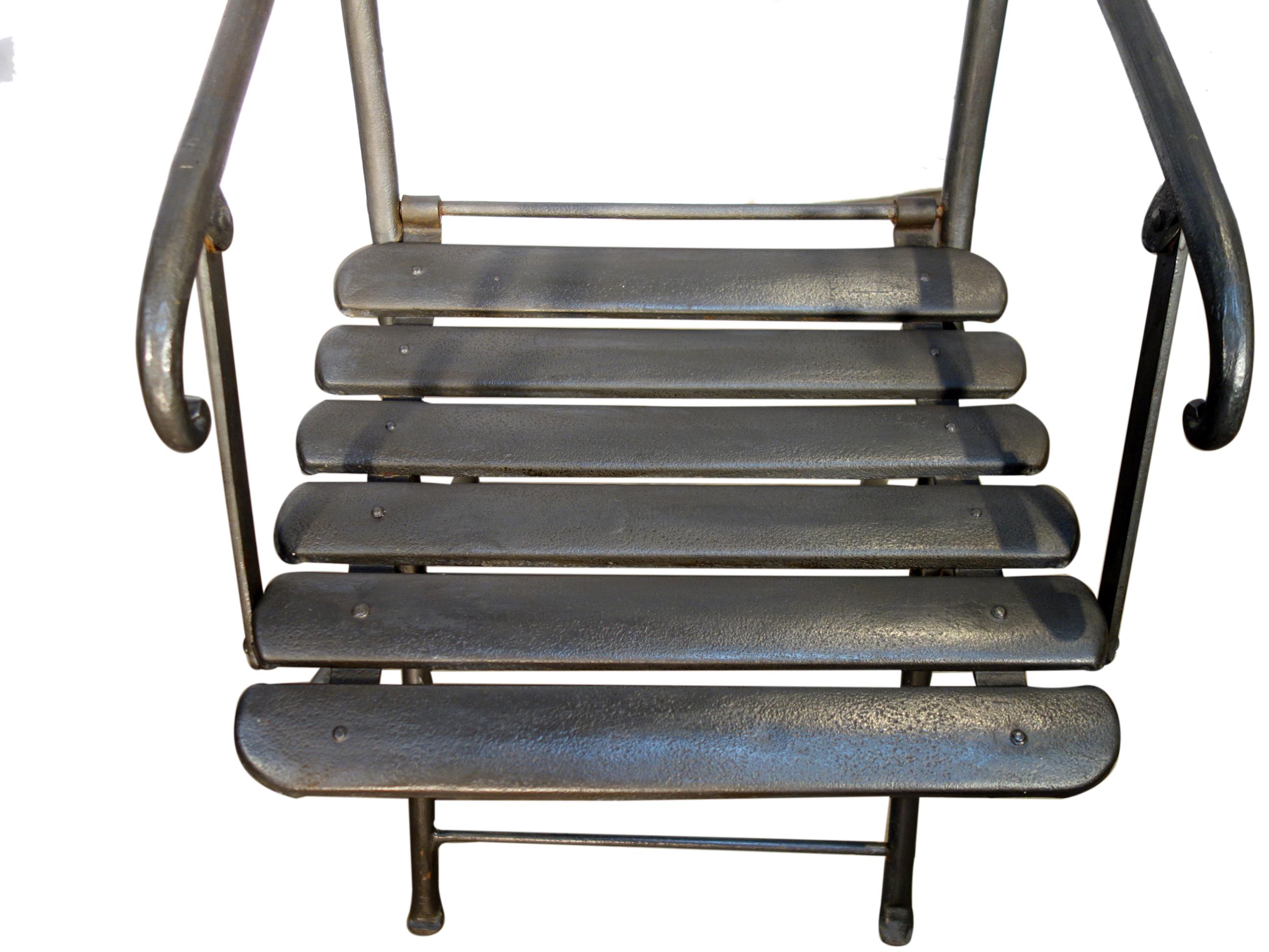 Paire de fauteuils pliants en fer forgé italien du début du siècle dernier par Carlo Crespi en vente 11