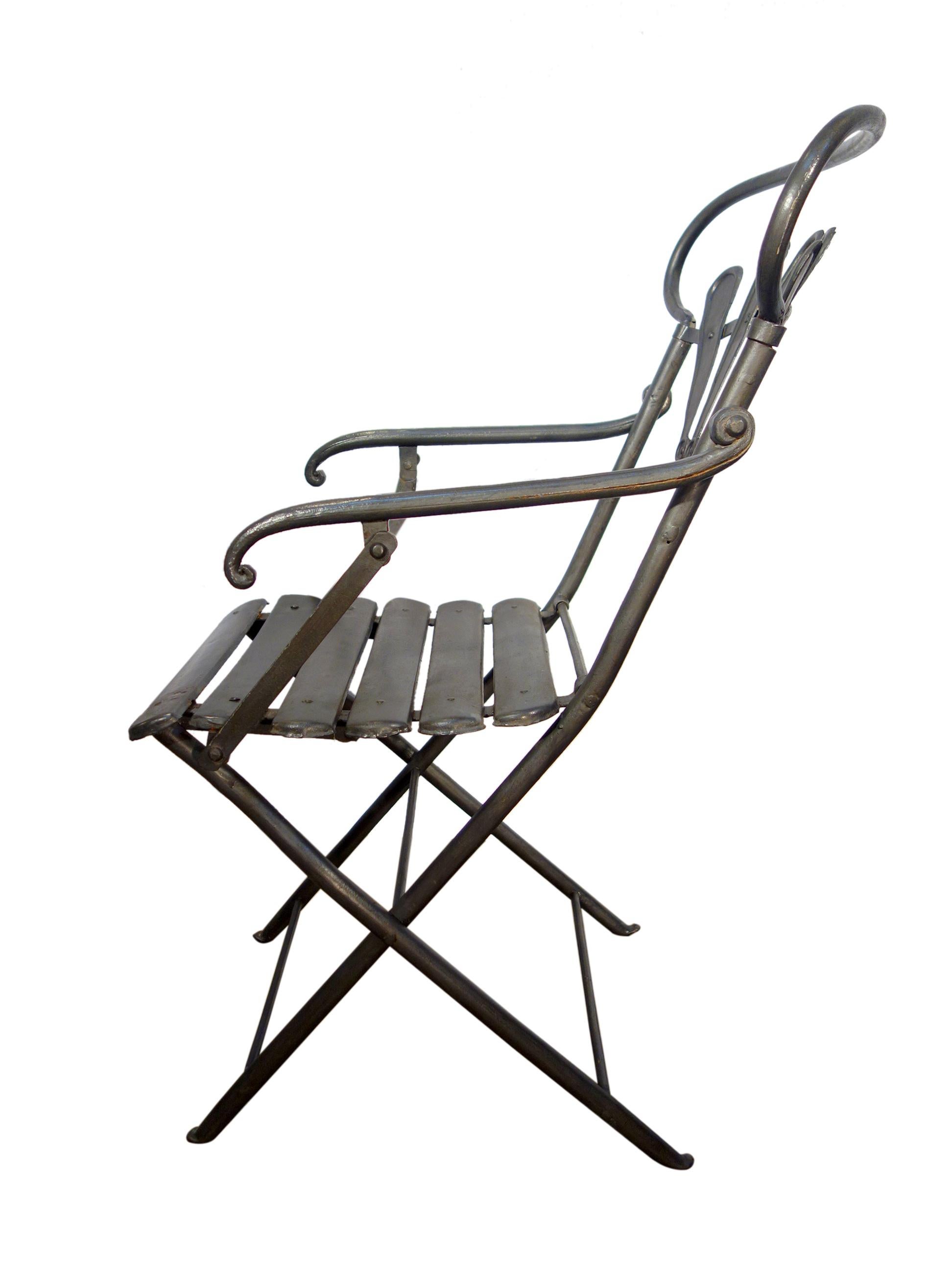 XIXe siècle Paire de fauteuils pliants en fer forgé italien du début du siècle dernier par Carlo Crespi en vente