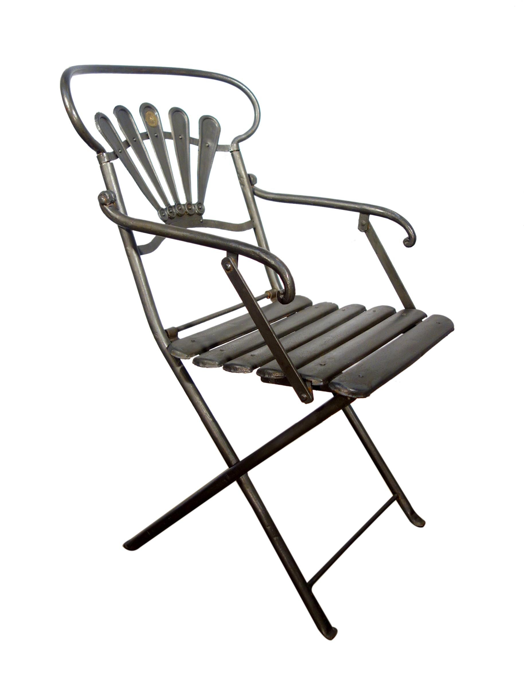 Fer forgé Paire de fauteuils pliants en fer forgé italien du début du siècle dernier par Carlo Crespi en vente