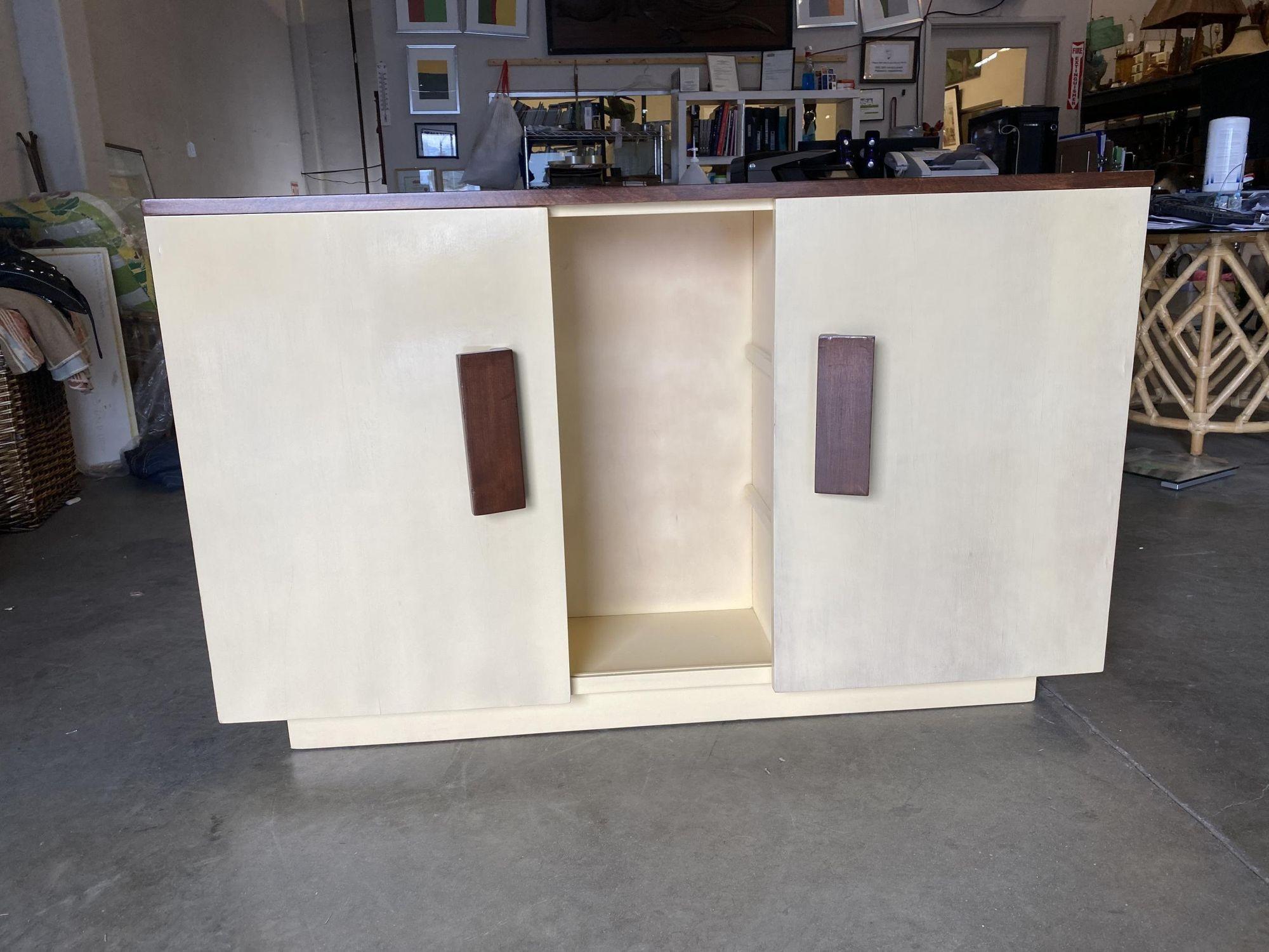 Mueble aparador bicolor Johnson de principios de la mitad del siglo XX, por Paul Frankl mediados del siglo XX en venta