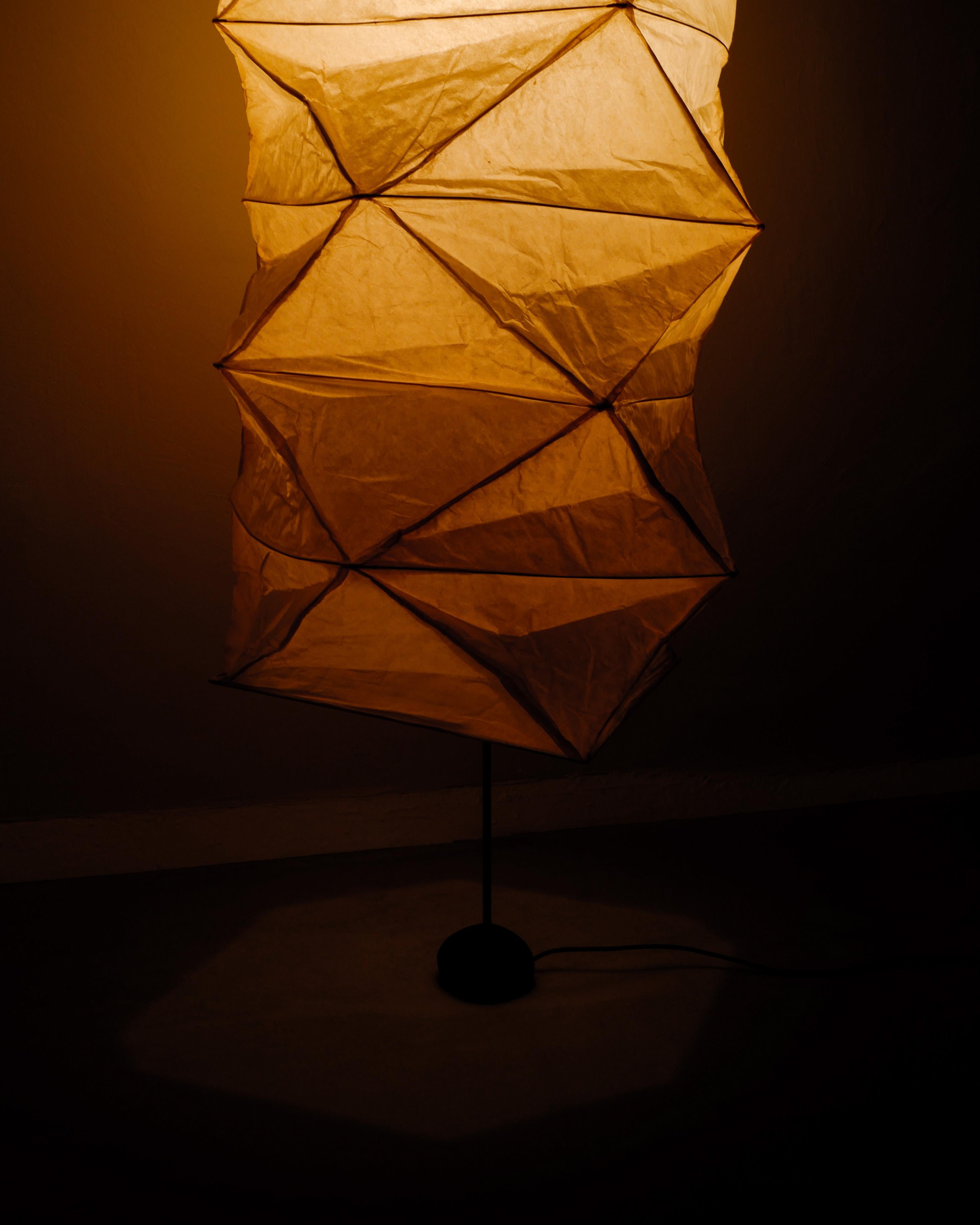 Anfang Mitte des Jahrhunderts L4 Isamu Noguchi Stehlampe, hergestellt von Ozeki & Co Japan 1950er Jahre (Metall) im Angebot