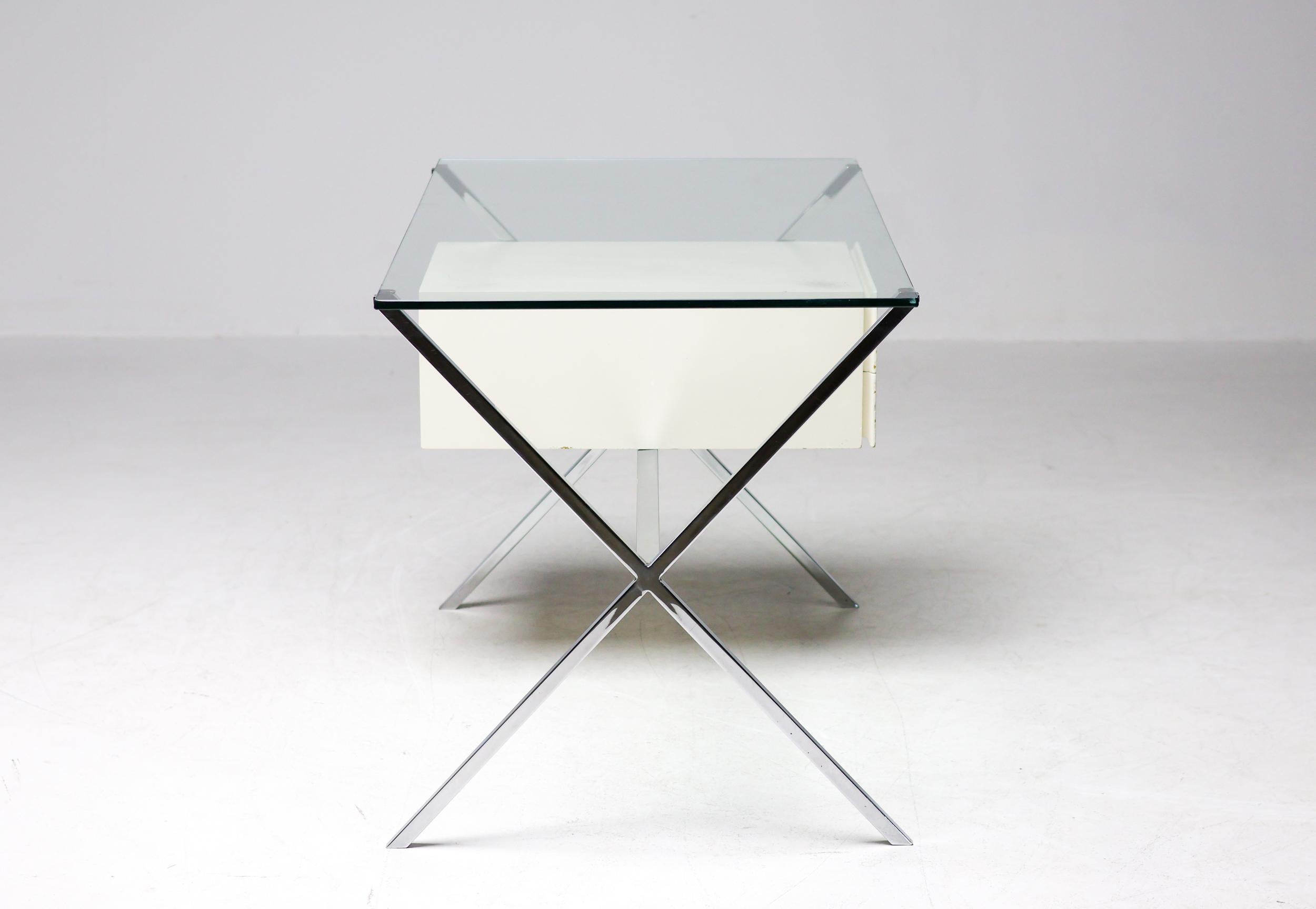 Scrivania Albini molto precoce, progettata da Franco Albini nel 1928.
Le versioni successive di questo design sono dotate di piedini in plastica nera e di supporti per il piano in vetro in plastica nera sulla struttura, come la versione prodotta