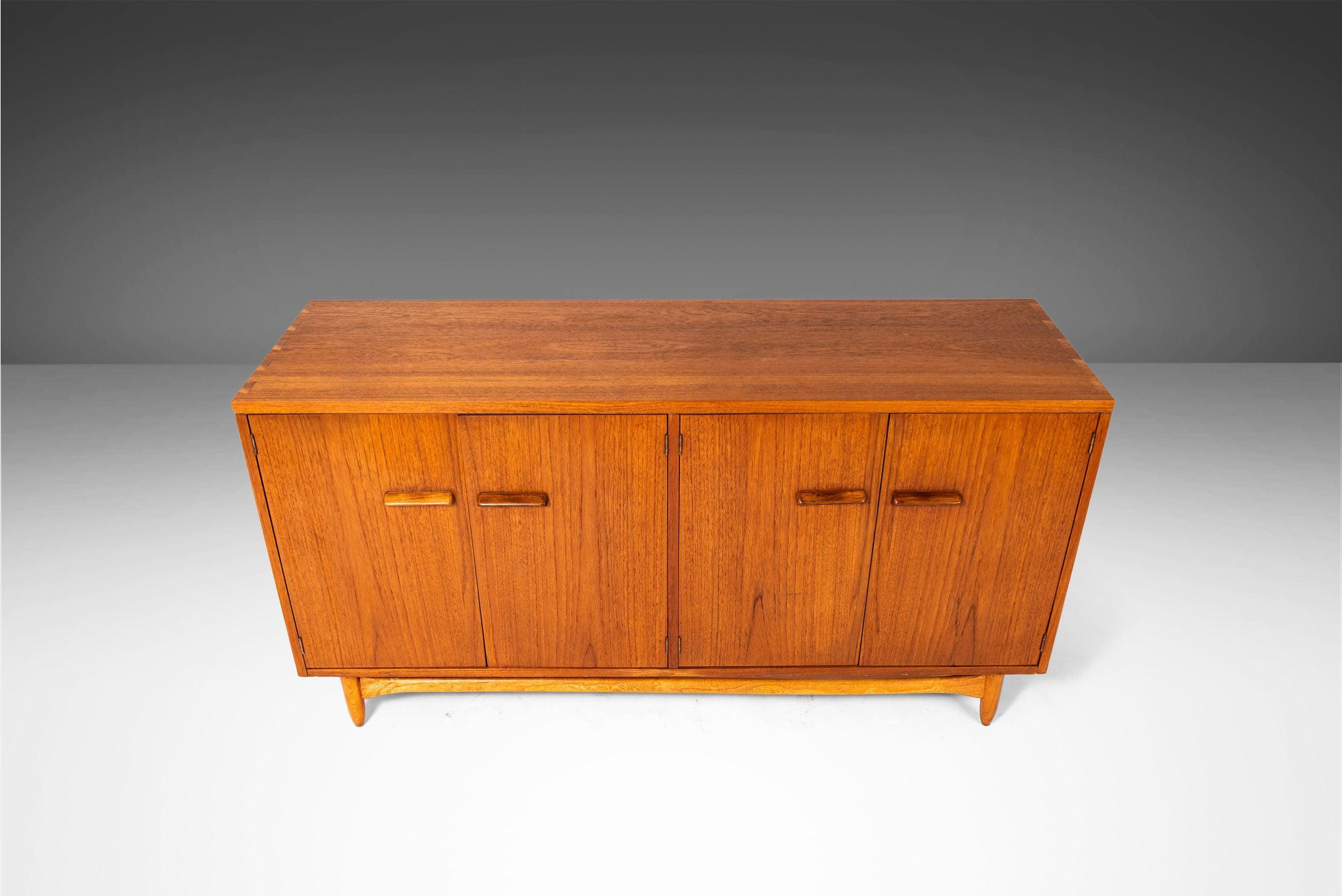 Early Mid Century Modern Lane Acclaim Buffet / Sideboard, USA, c. 1950's In Good Condition For Sale In Deland, FL