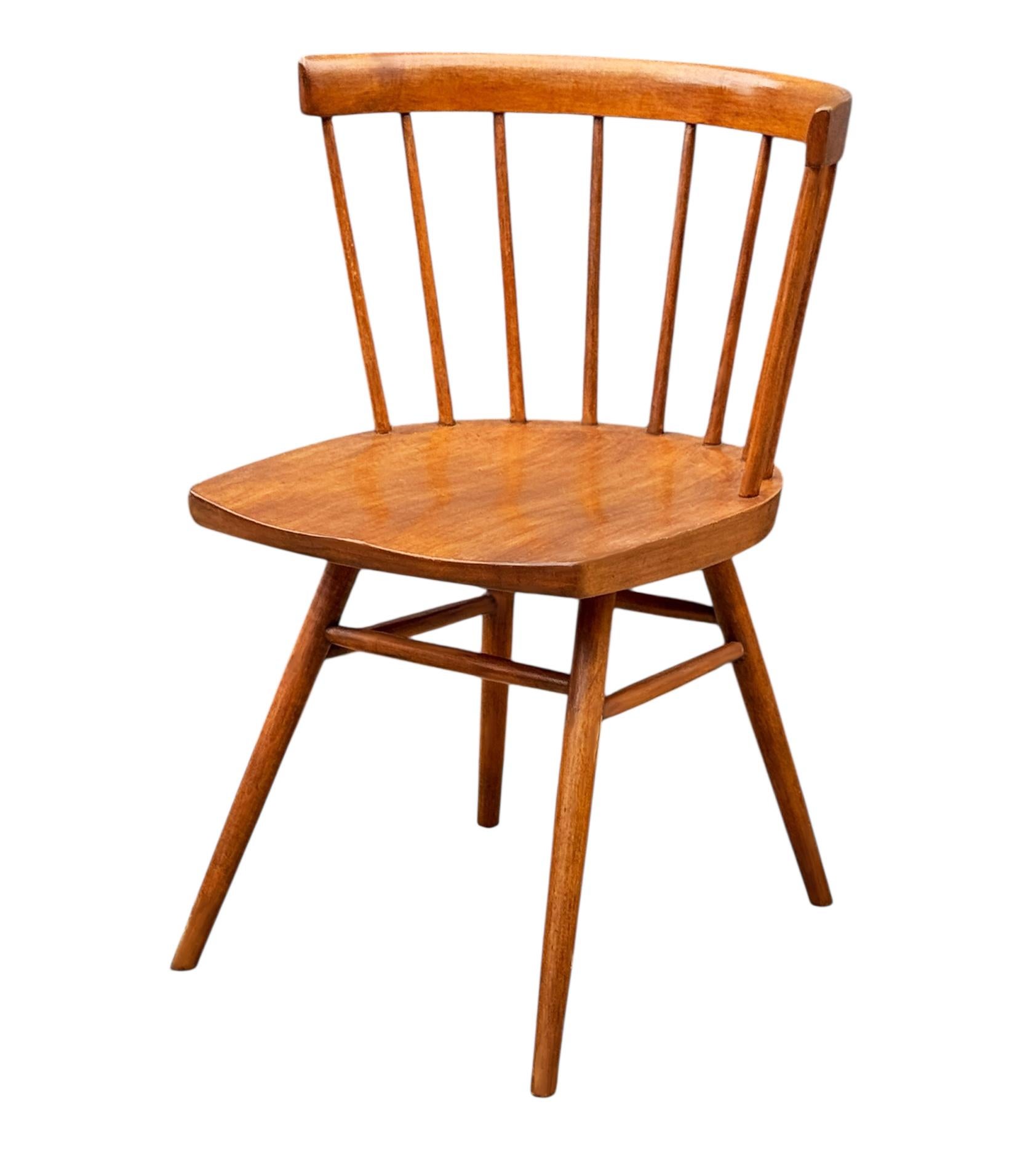 Un modèle classique et très précoce de George Nakashima, la chaise droite à dossier en fuseau. Ce modèle des années 1940 est fabriqué en bouleau massif avec le siège en selle caractéristique. Probablement remis à neuf à un moment donné. Étiquette de