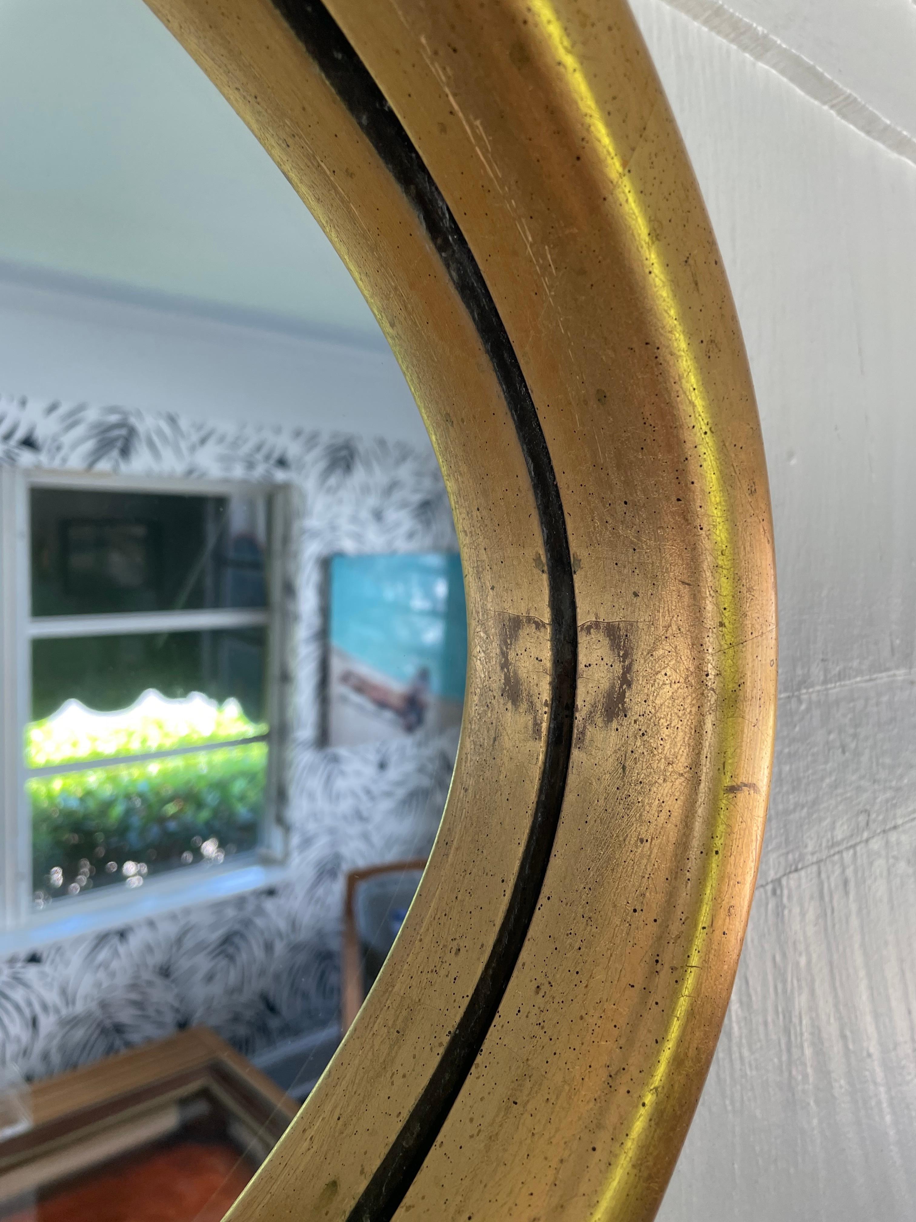 Miroir ovale du début du siècle avec cadre doré attribué à La Barge en vente 1