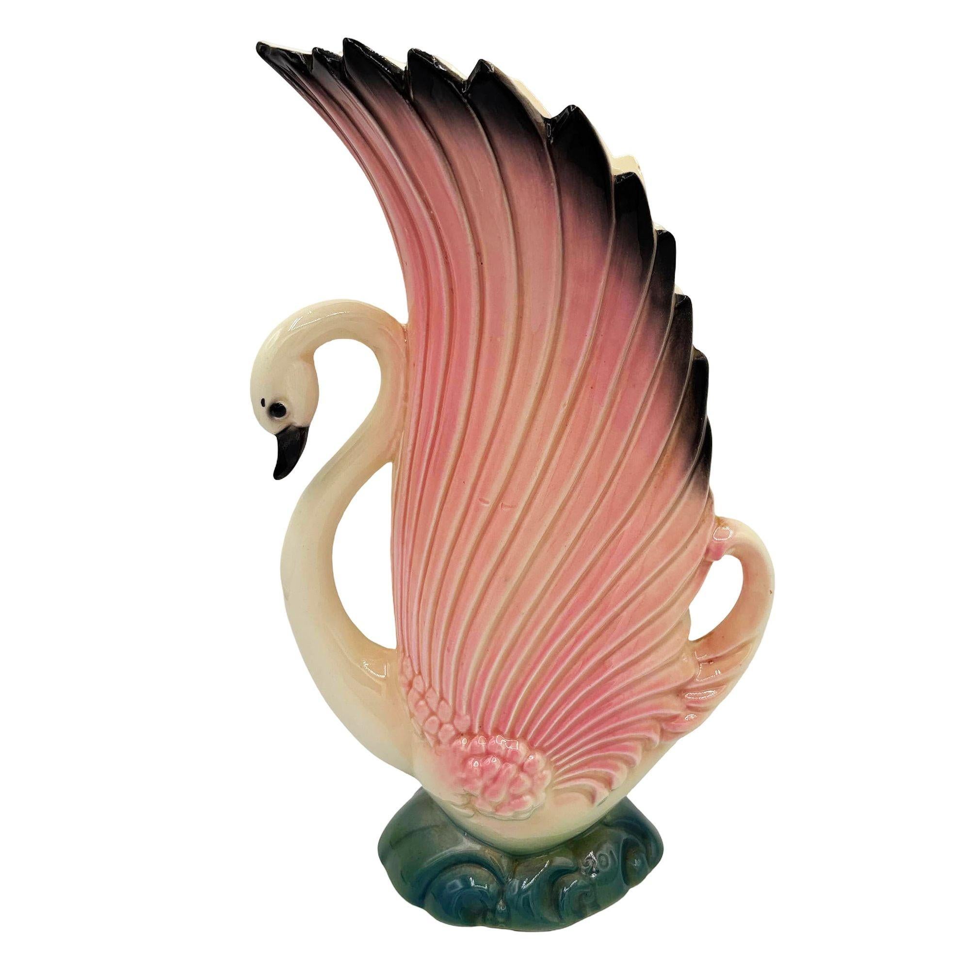 Rosa und schwarze Schwan-Keramikvase aus der Mitte des Jahrhunderts. Das Set zeigt einen detaillierten rosa Schwan, der auf einem üppigen grünen Rasenstück mit schwarzer Farbe und grasbewachsenen Rändern sitzt. Jedes Exemplar ist mit einer