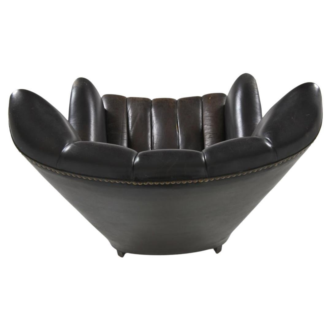 Scandinavo moderno Sedia da salotto scandinava di metà secolo in pelle canalizzata e ottone in vendita