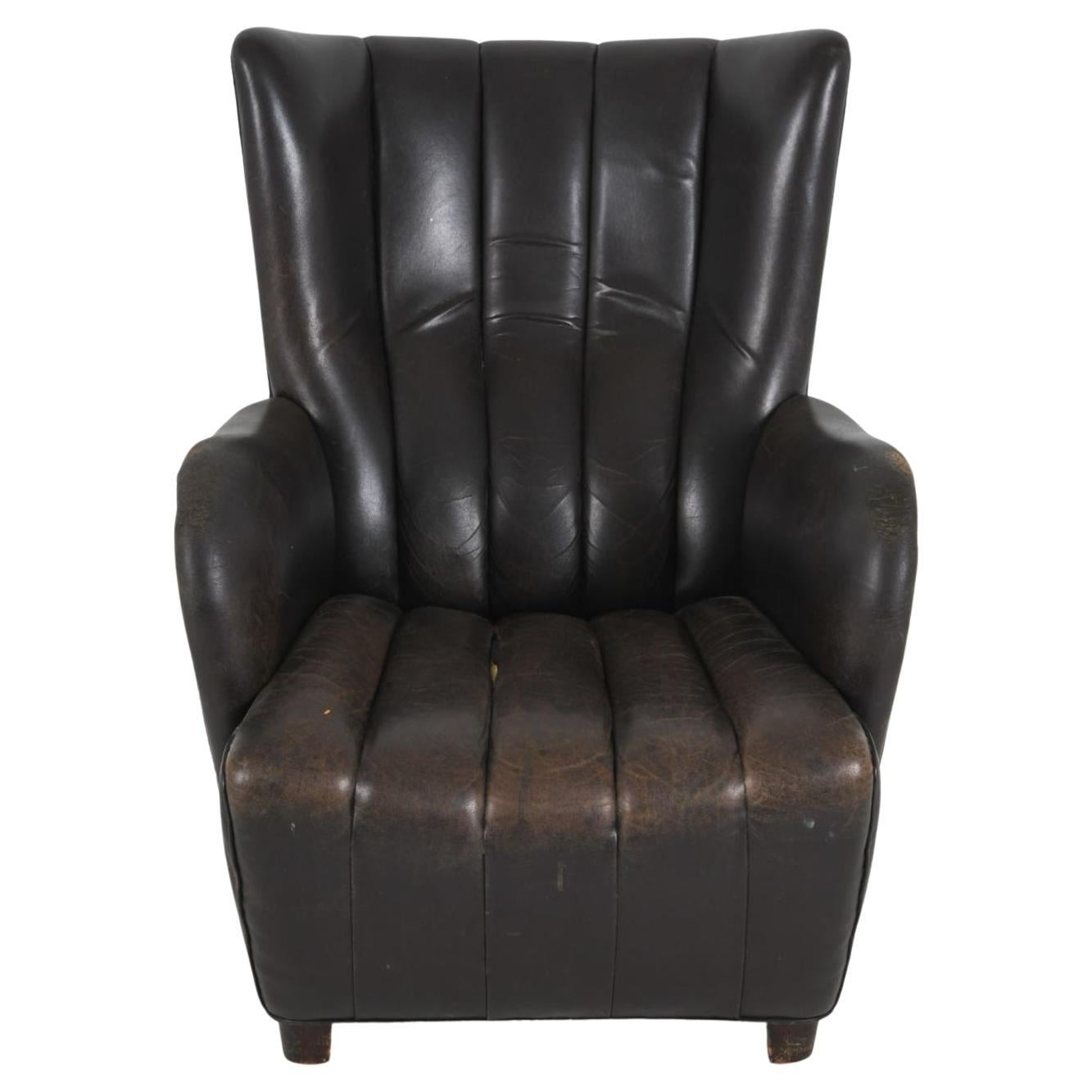 Sedia da salotto scandinava di metà secolo in pelle canalizzata e ottone In condizioni buone in vendita a Brooklyn, NY