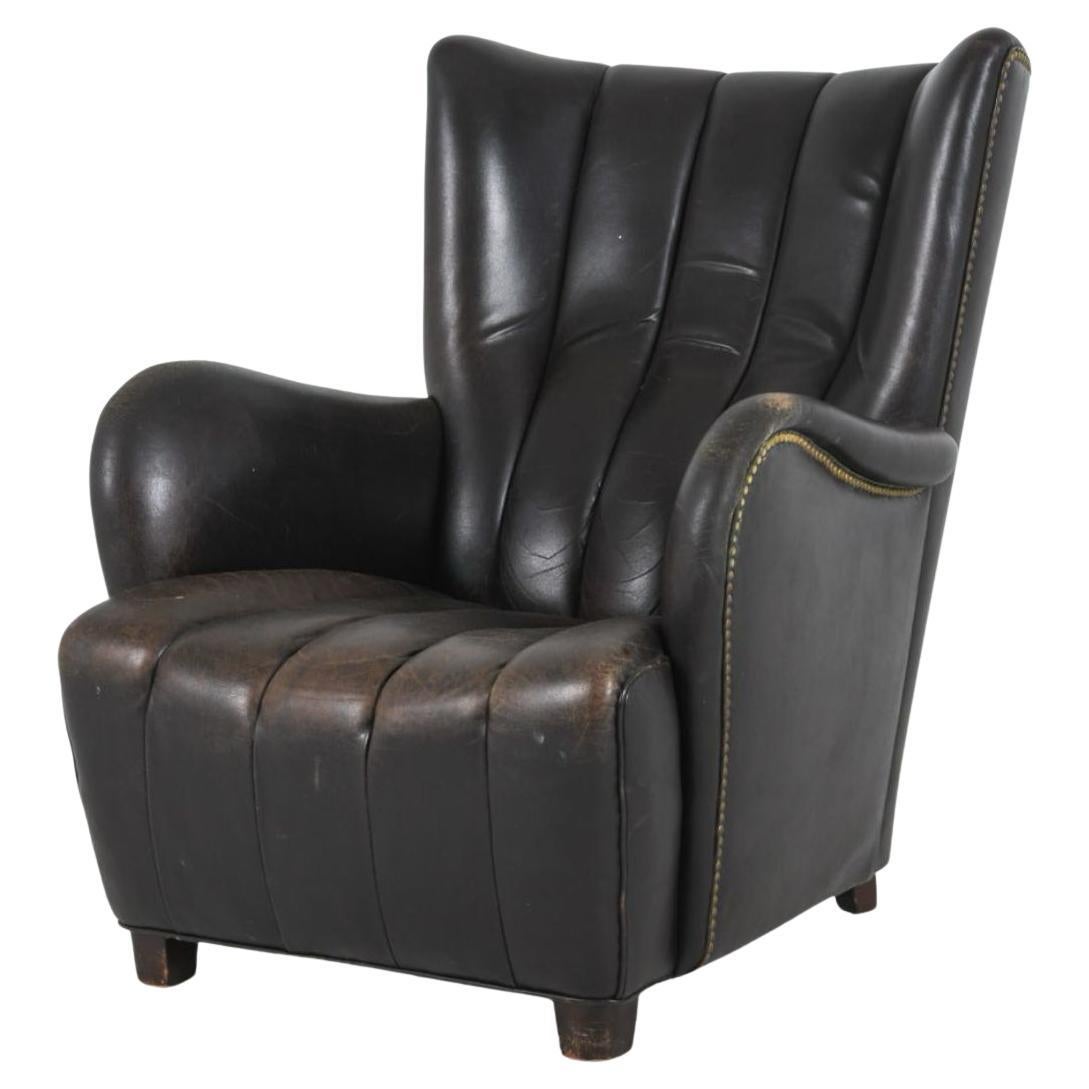 Sedia da salotto scandinava di metà secolo in pelle canalizzata e ottone in vendita