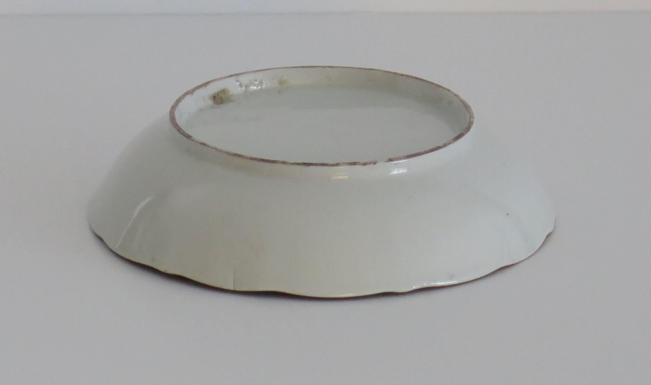 Petit plat en porcelaine « Early Miles Mason » à motif garçon à la porte, vers 1805 en vente 2