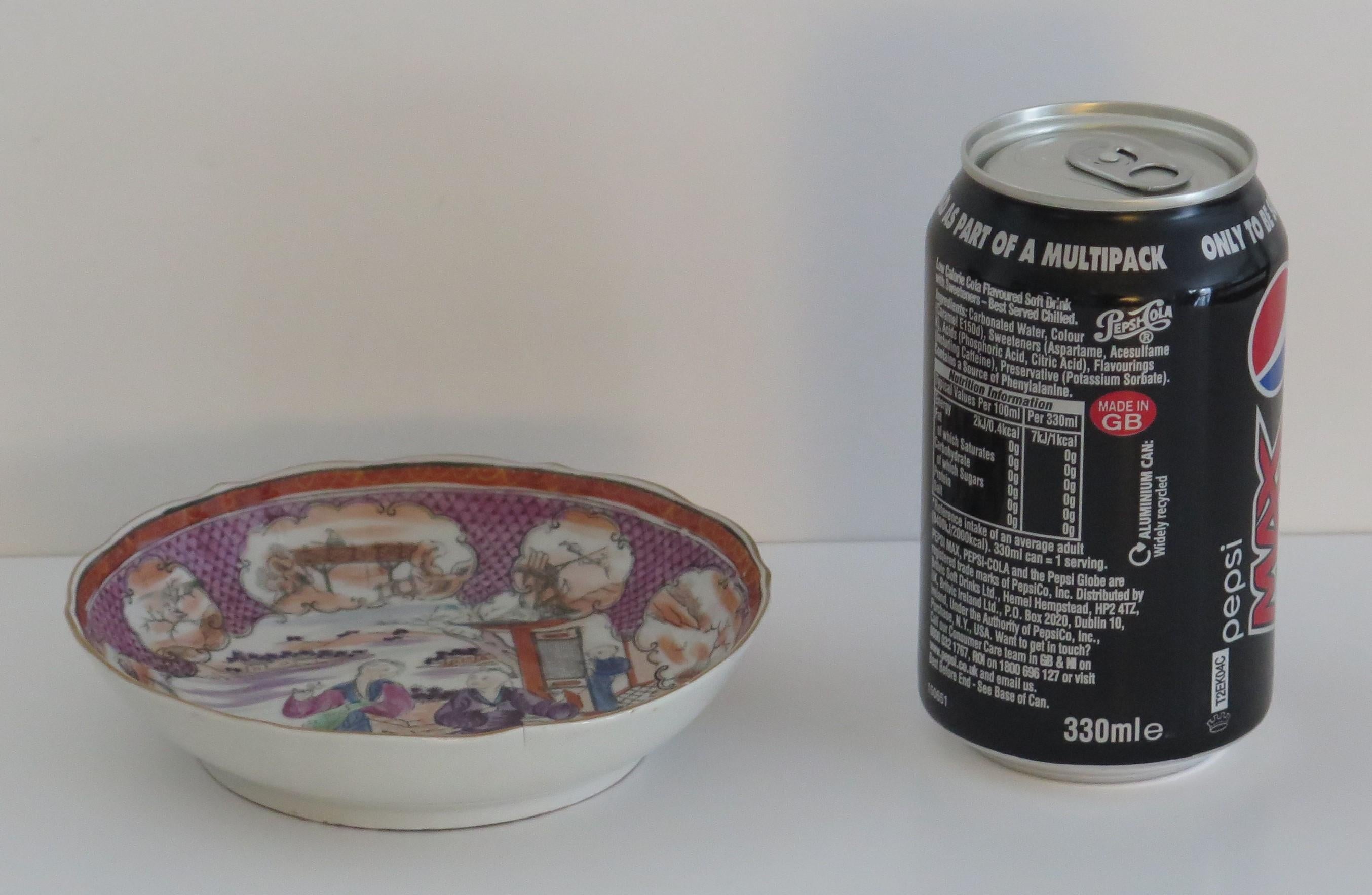 Petit plat en porcelaine « Early Miles Mason » à motif garçon à la porte, vers 1805 en vente 3
