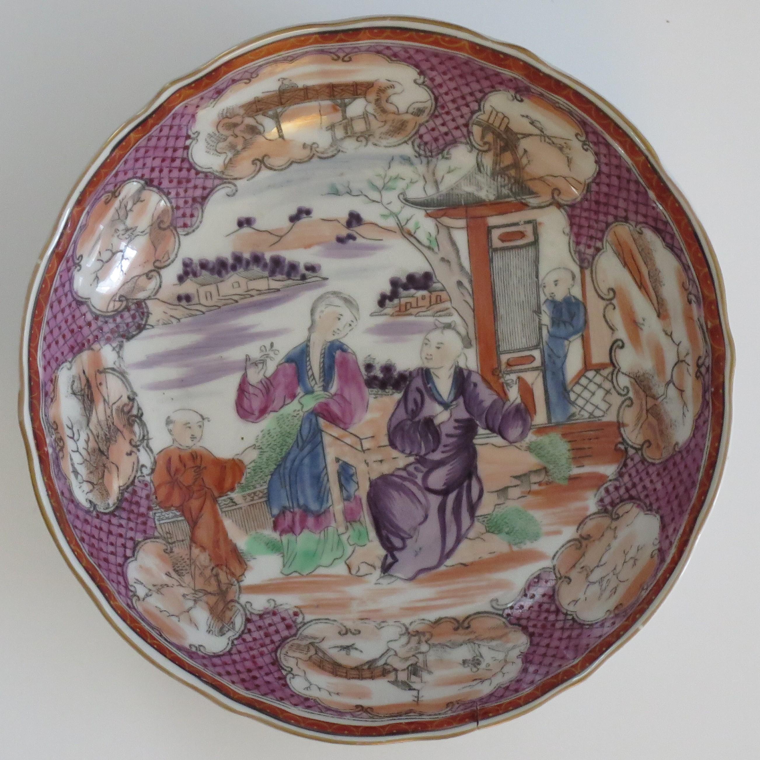 Il s'agit d'un petit plat ou d'une soucoupe en porcelaine au motif 