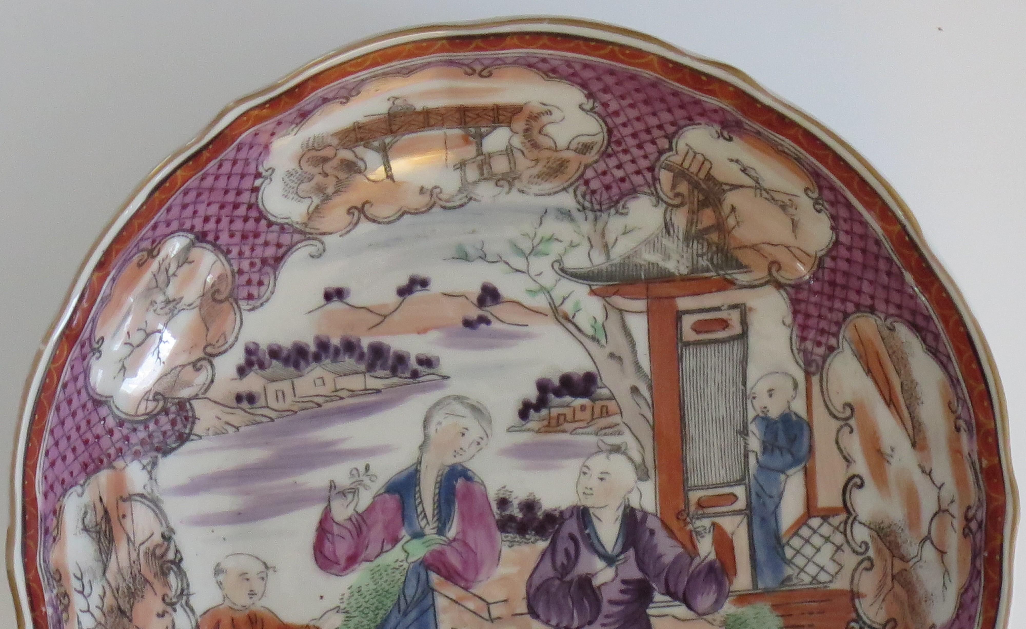 Chinoiseries Petit plat en porcelaine « Early Miles Mason » à motif garçon à la porte, vers 1805 en vente