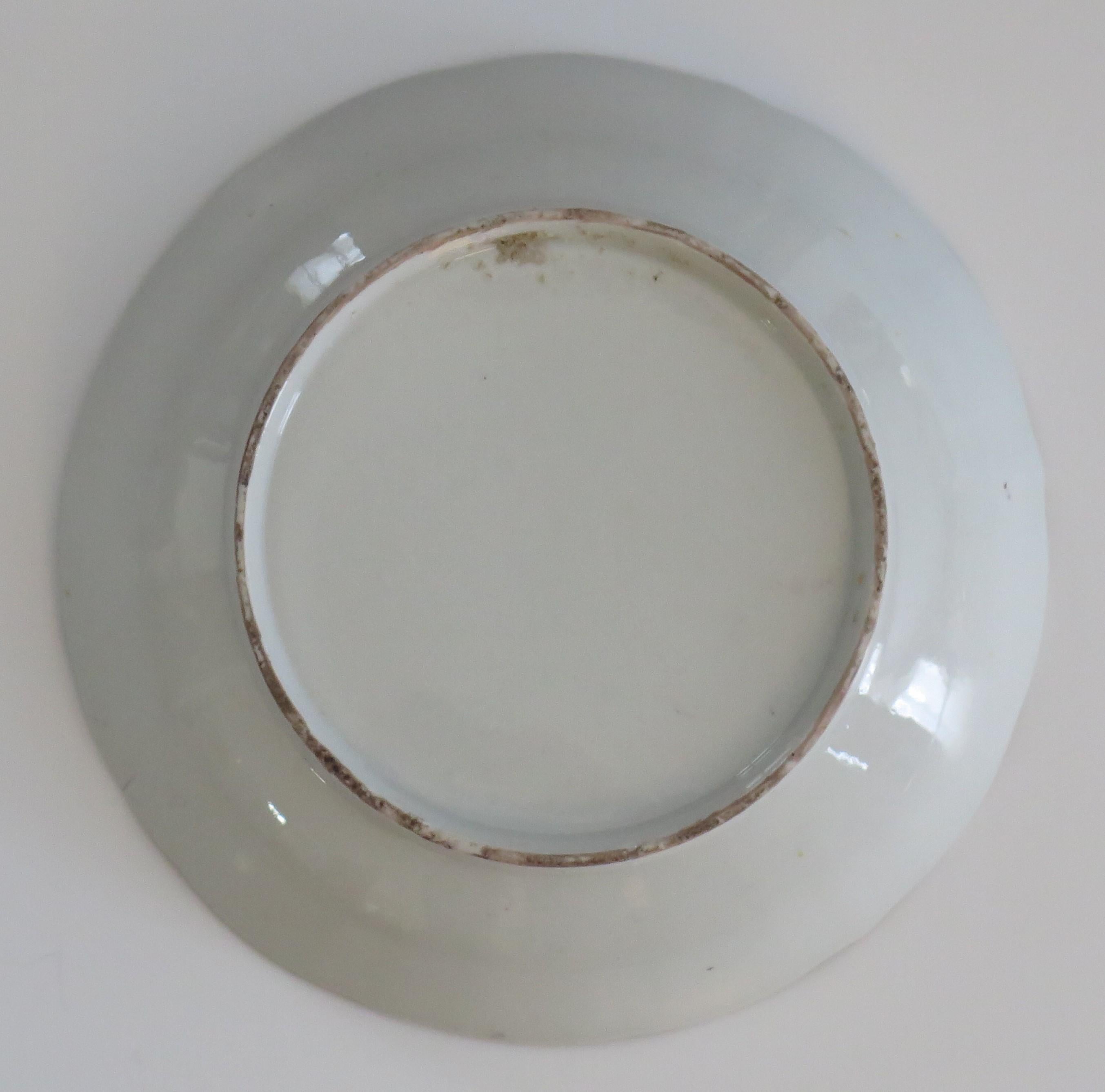 XIXe siècle Petit plat en porcelaine « Early Miles Mason » à motif garçon à la porte, vers 1805 en vente