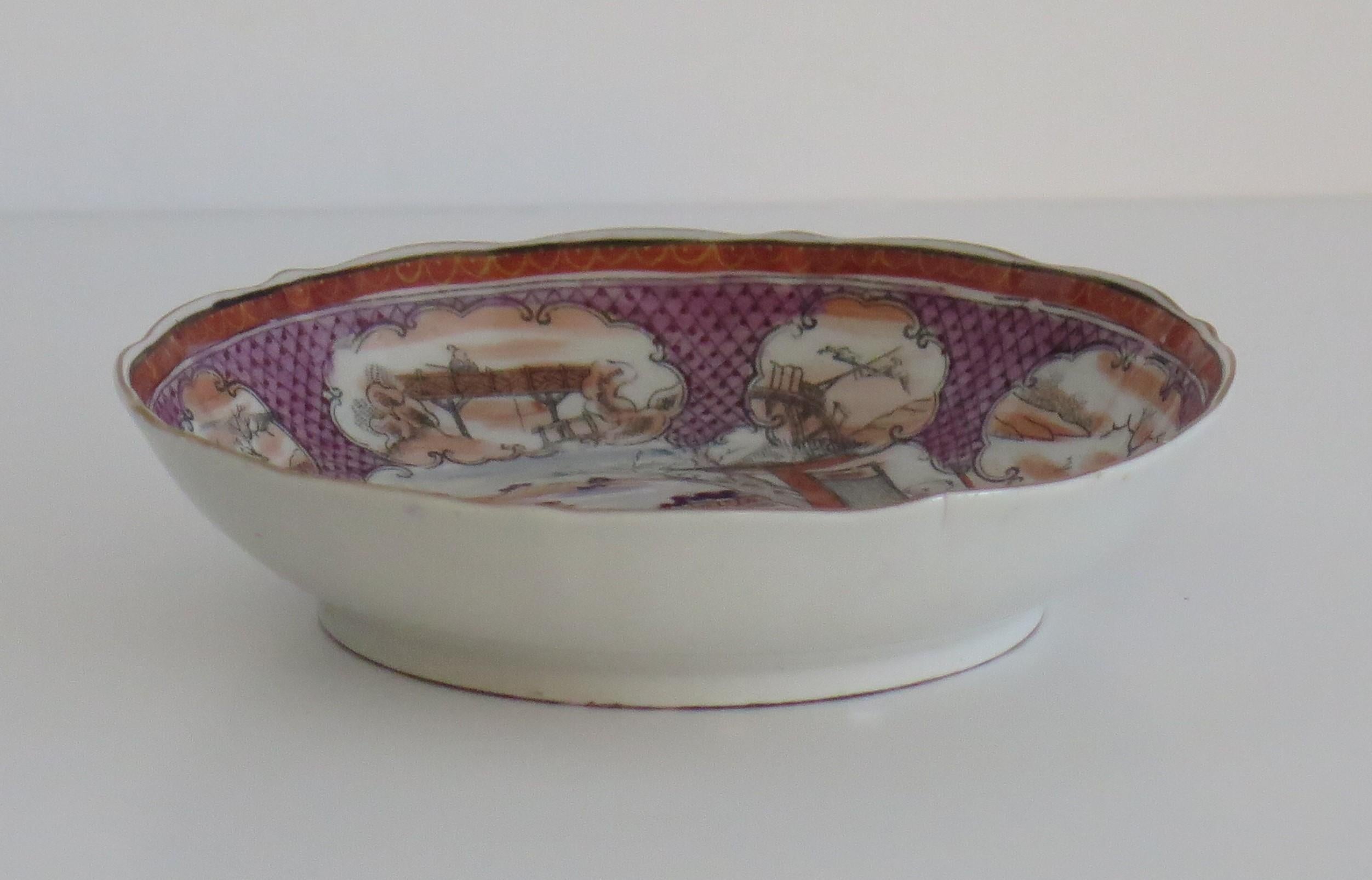 Petit plat en porcelaine « Early Miles Mason » à motif garçon à la porte, vers 1805 en vente 1