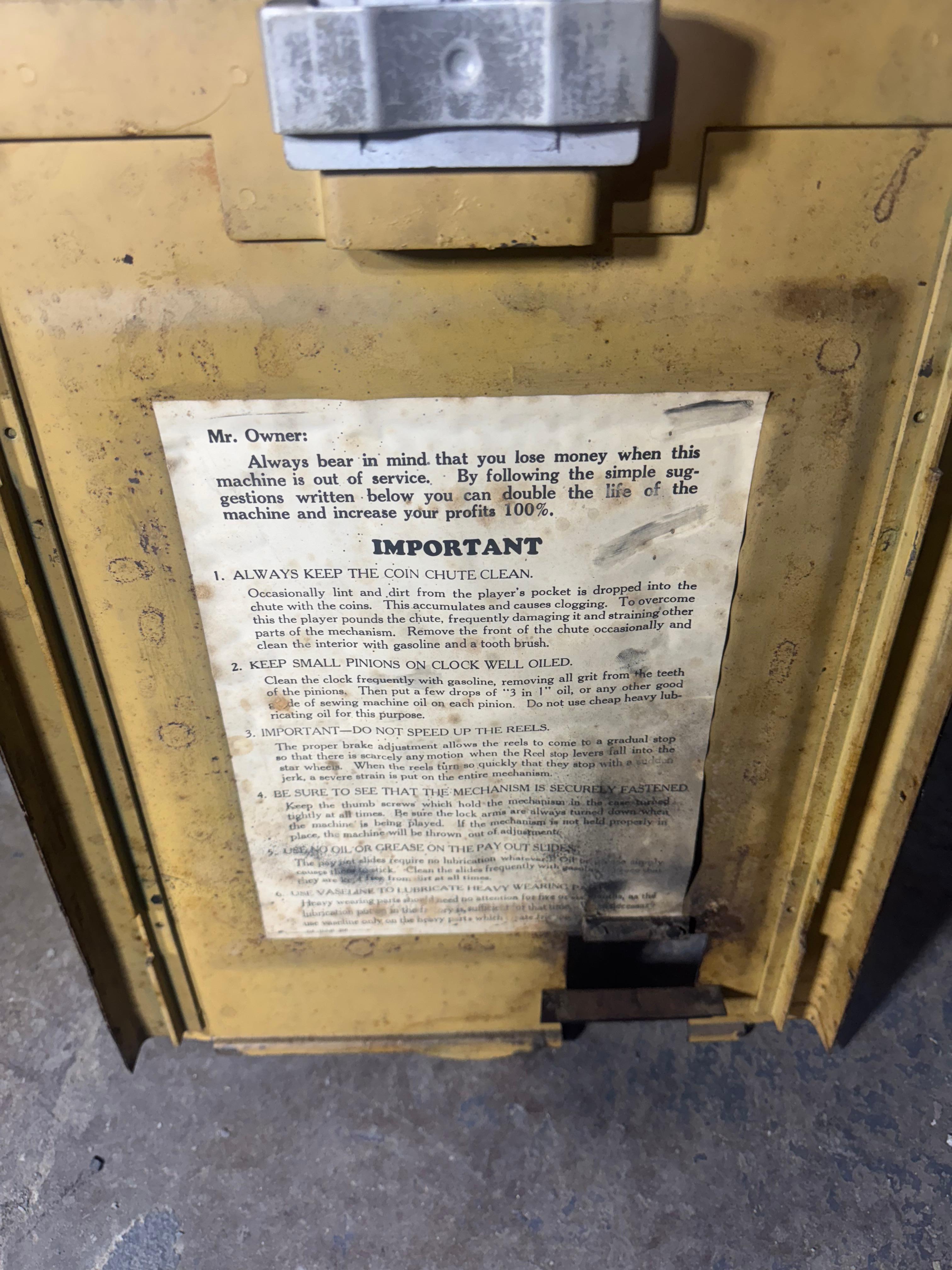 Slot machine con fronte del castello dei primi Mills con gettoni d'oro/dispensatore di gomme in vendita 3