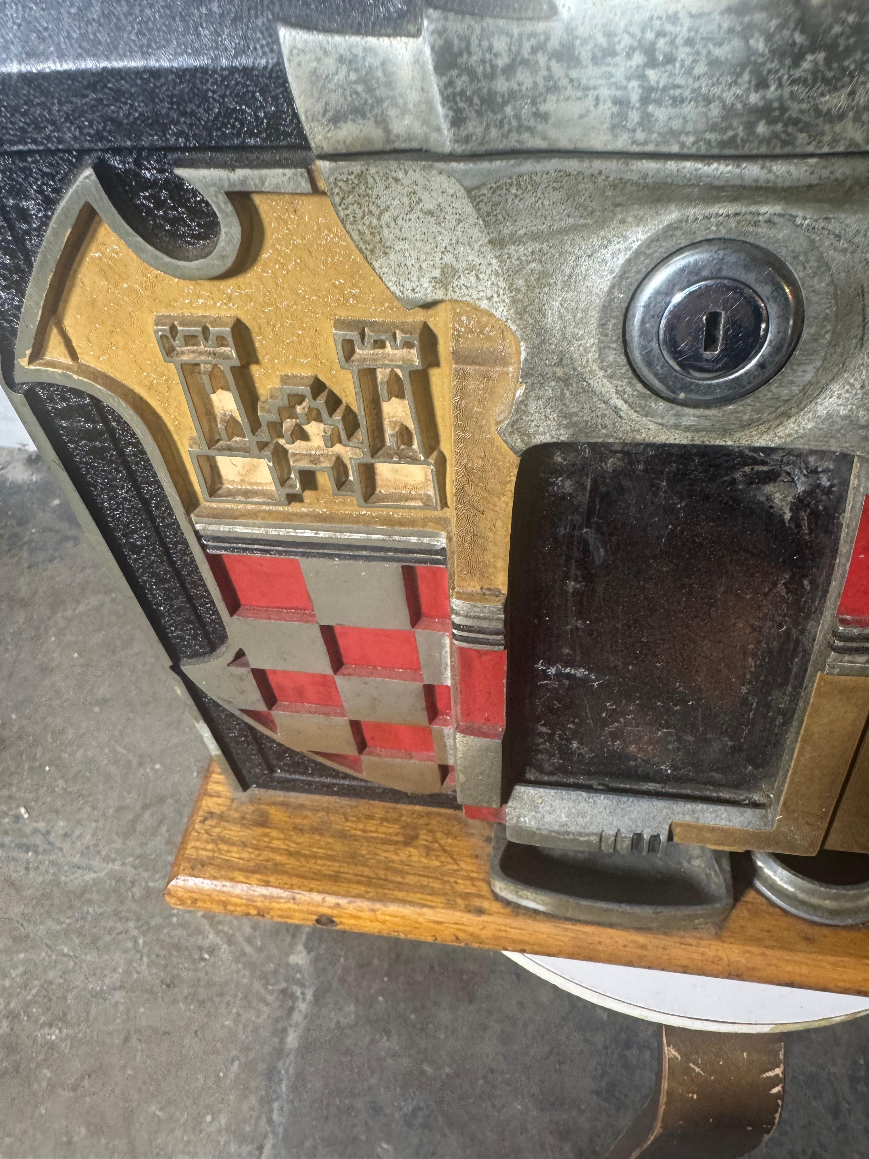 Art Déco Slot machine con fronte del castello dei primi Mills con gettoni d'oro/dispensatore di gomme in vendita