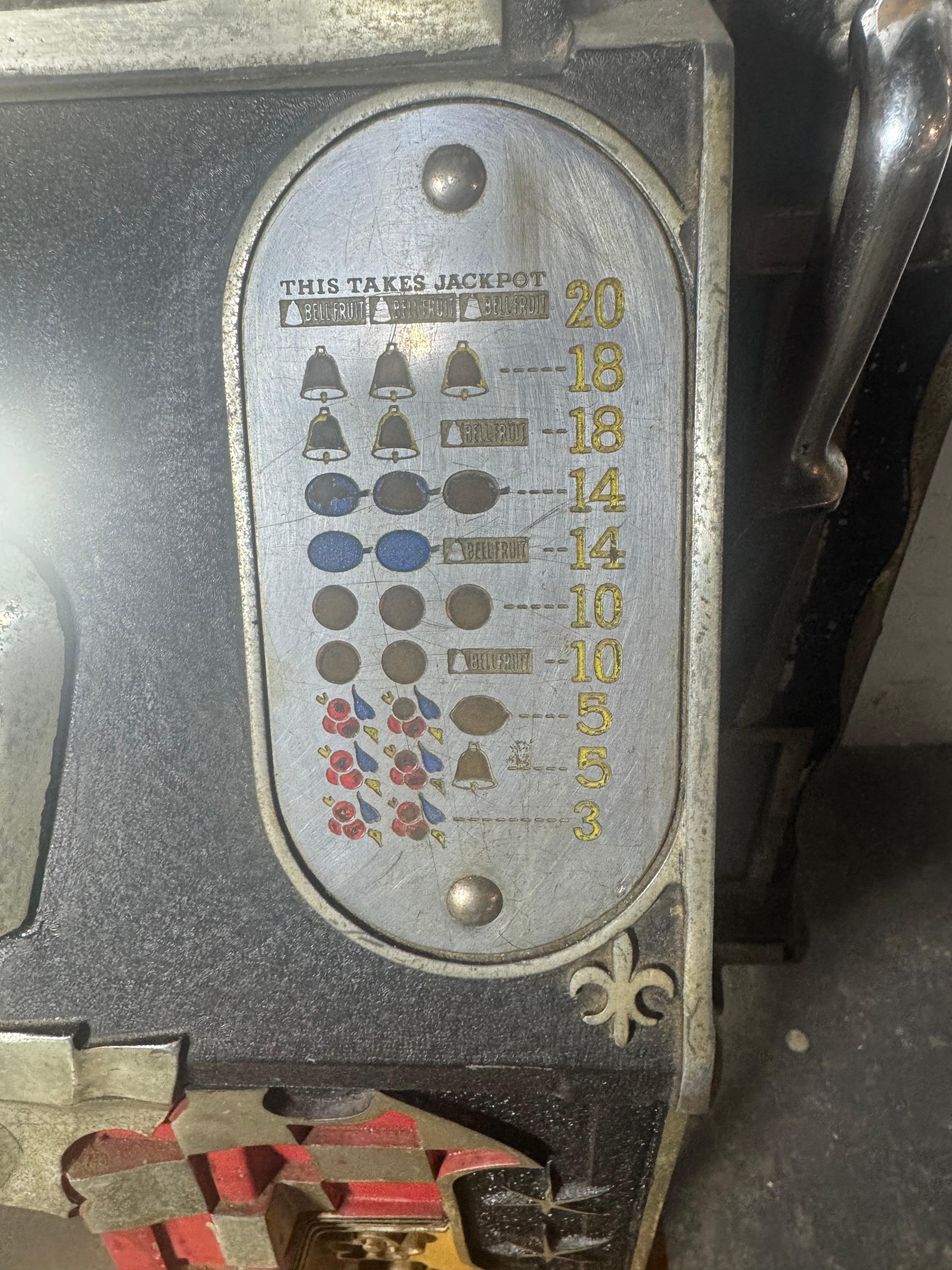 Americano Slot machine con fronte del castello dei primi Mills con gettoni d'oro/dispensatore di gomme in vendita