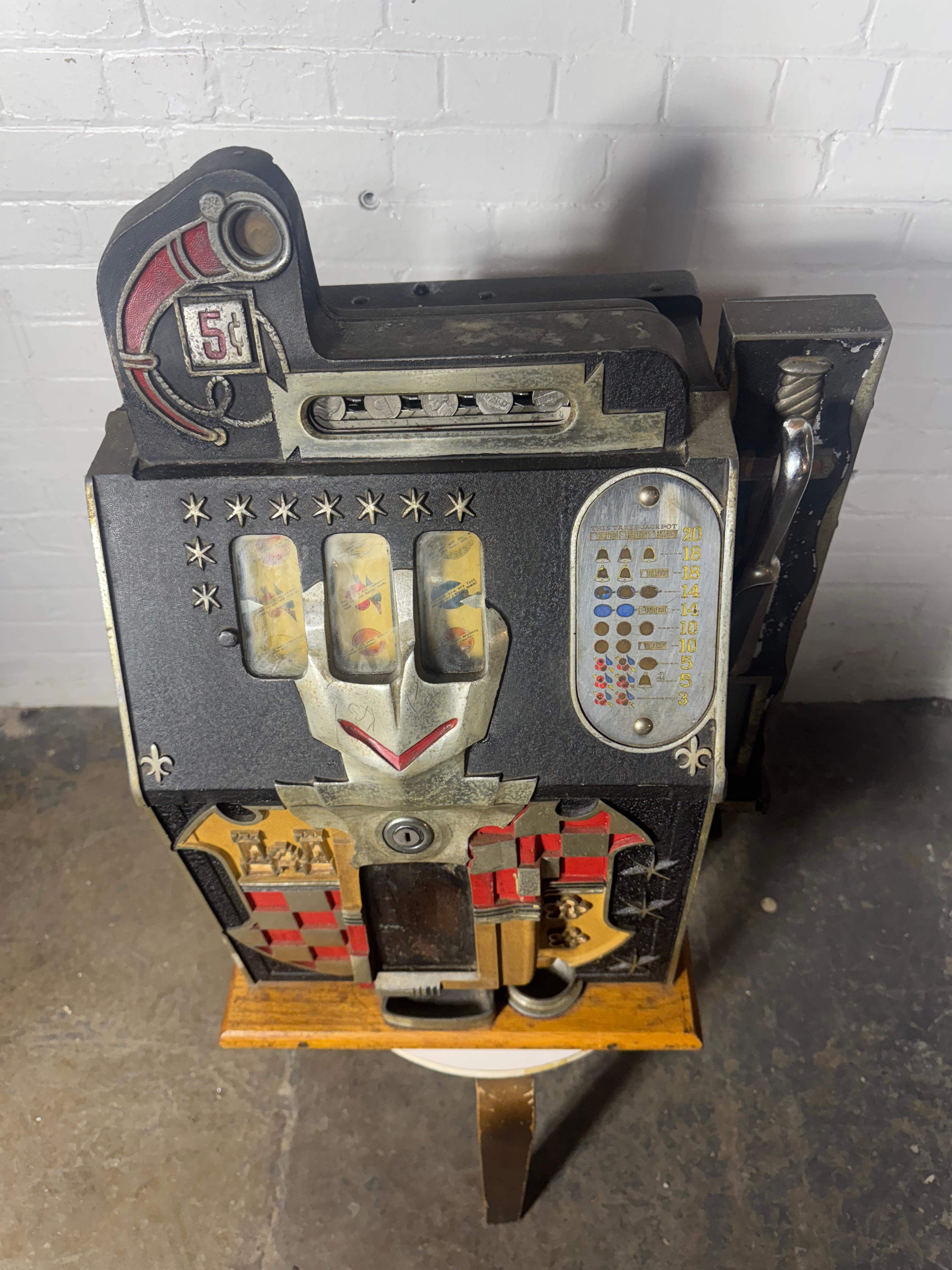 Slot machine con fronte del castello dei primi Mills con gettoni d'oro/dispensatore di gomme In condizioni buone in vendita a Buffalo, NY