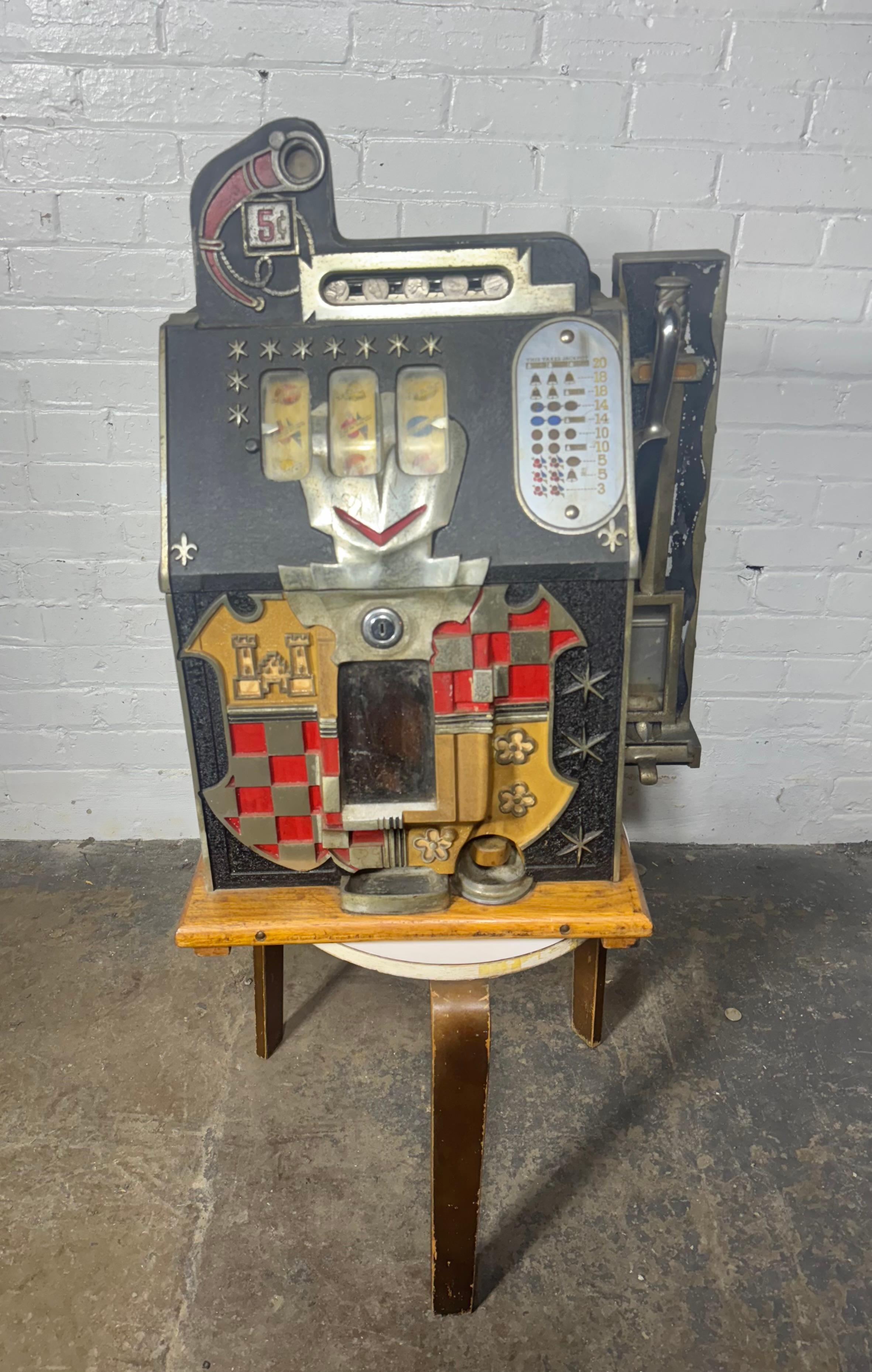 Metà XX secolo Slot machine con fronte del castello dei primi Mills con gettoni d'oro/dispensatore di gomme in vendita