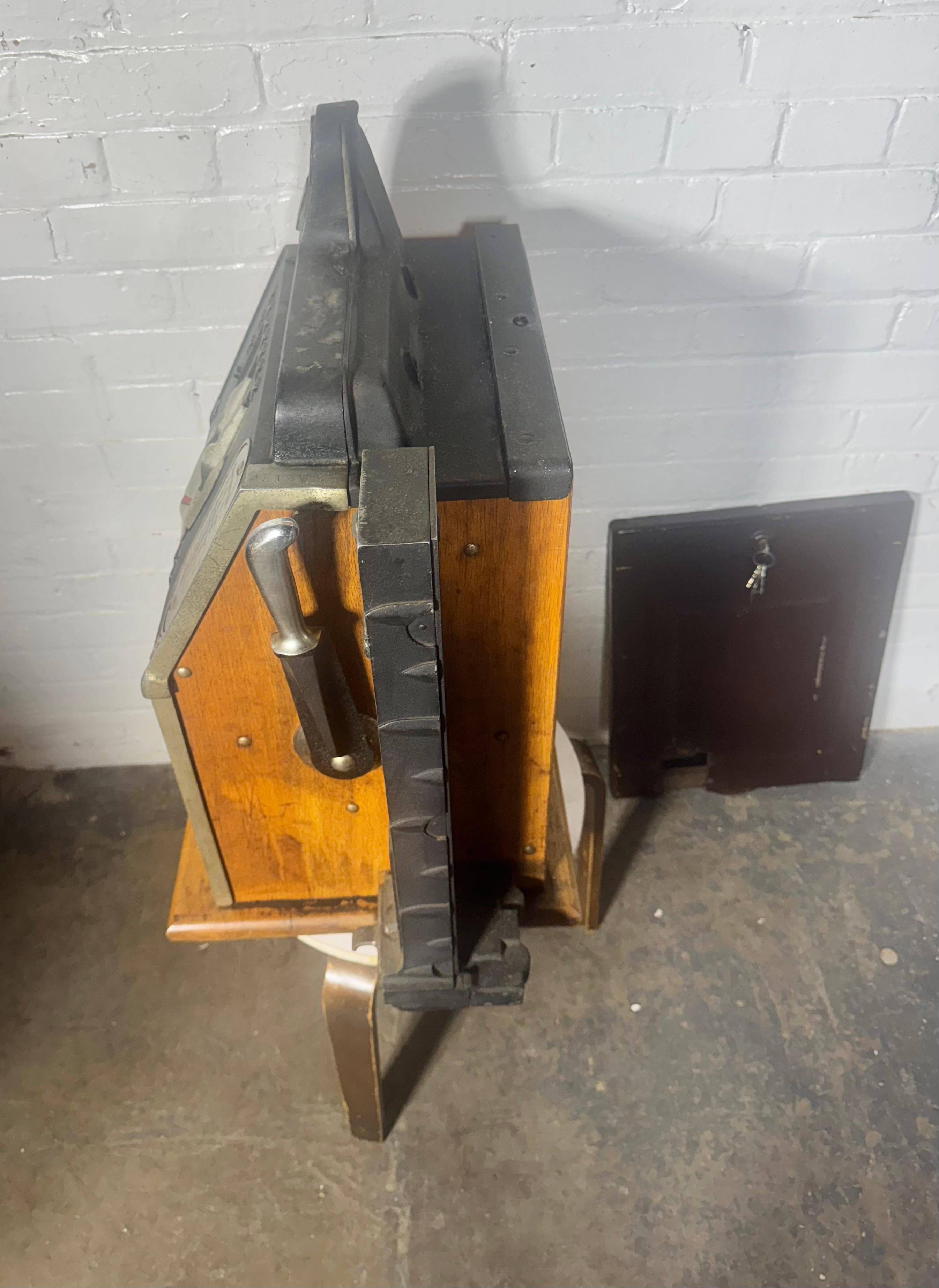 Slot machine con fronte del castello dei primi Mills con gettoni d'oro/dispensatore di gomme in vendita 1