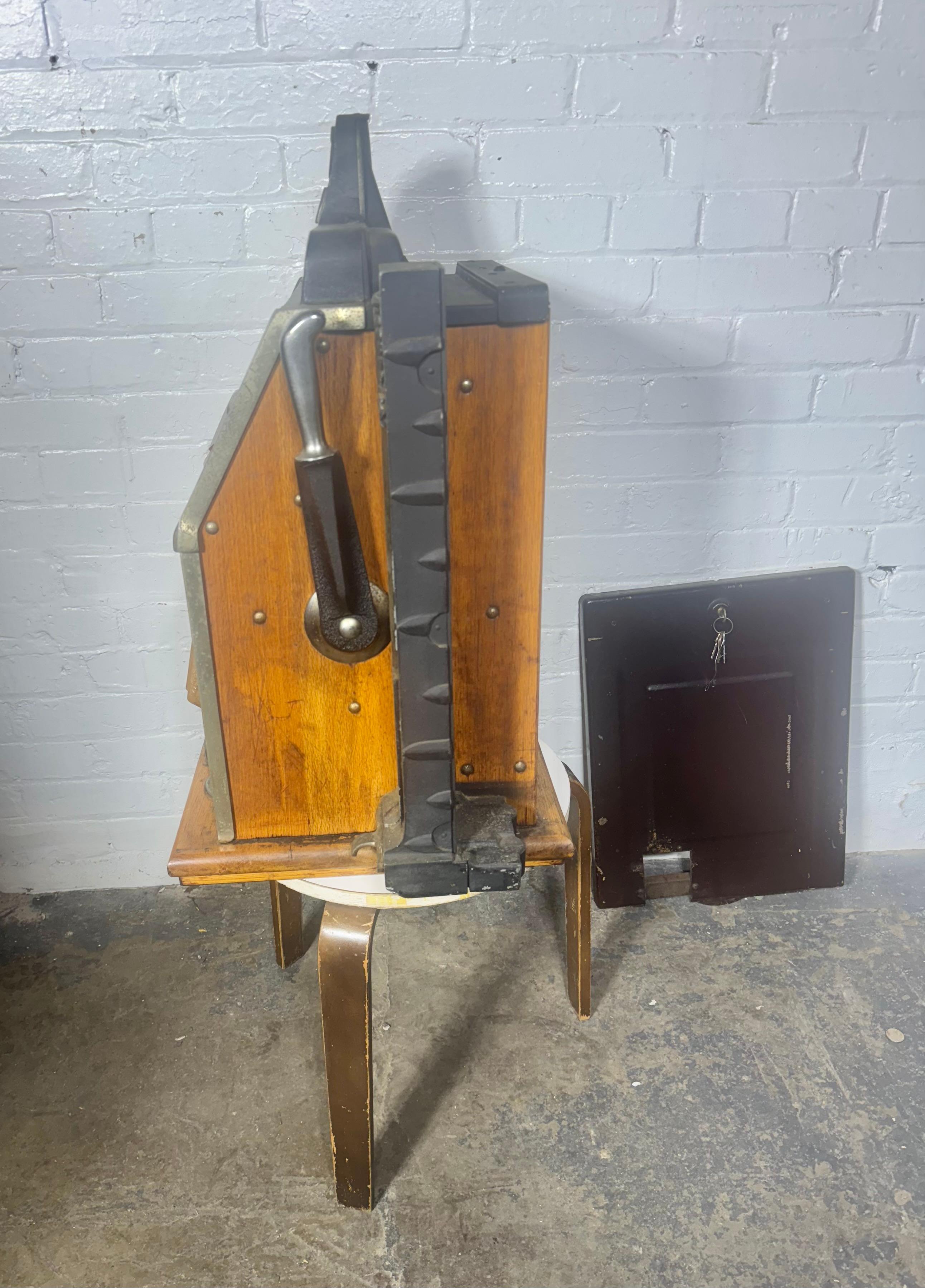 Slot machine con fronte del castello dei primi Mills con gettoni d'oro/dispensatore di gomme in vendita 2