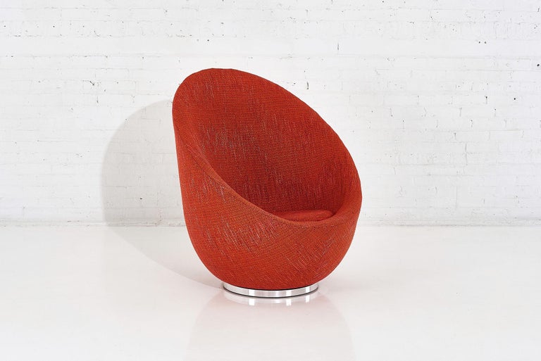 Early Milo Baughman Swivel Egg Chair, 1960 In Good Condition For Sale In Chicago, IL