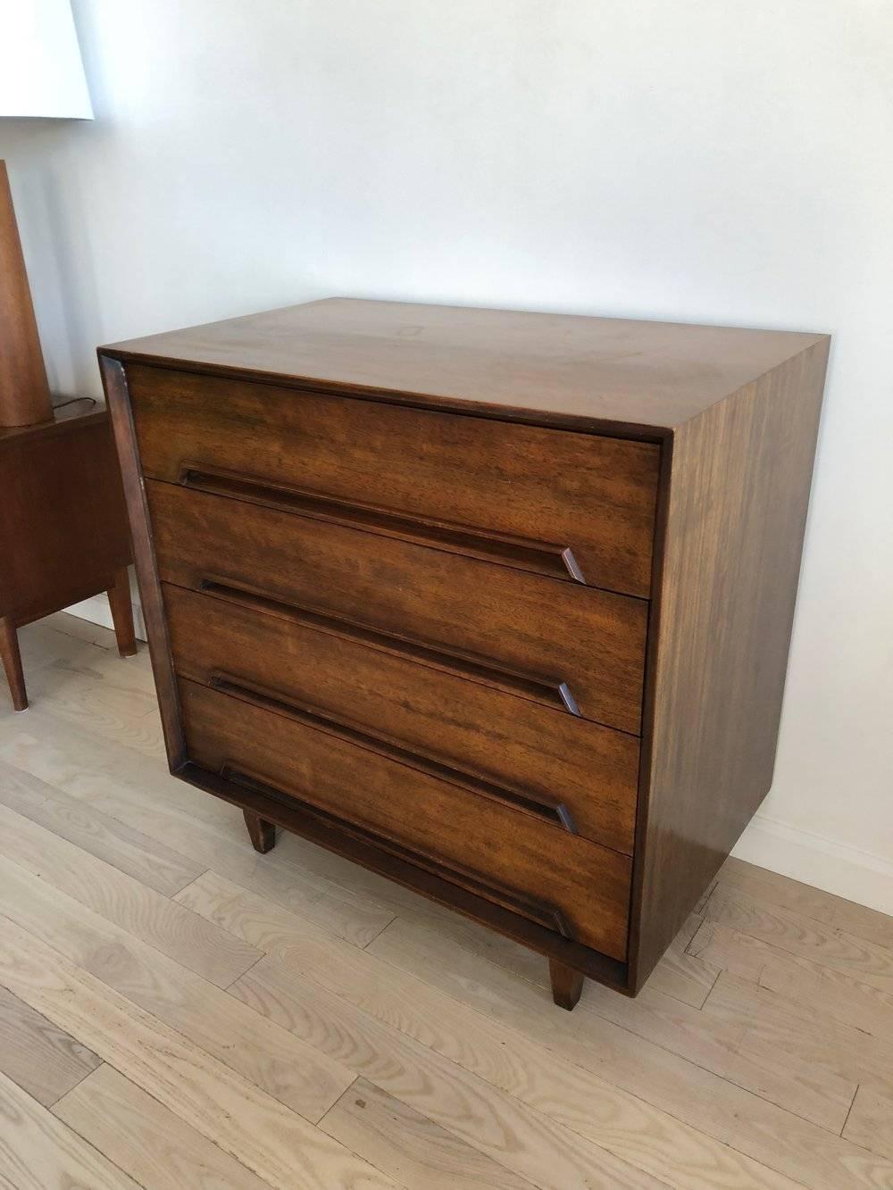 Awesome midcentury Milo Baughman for Drexel Perspective dresser. Four deep drawers, all pull smooth. Mahogany wood. Top drawer has sections. Excellent vintage condition. 

Measures: 32