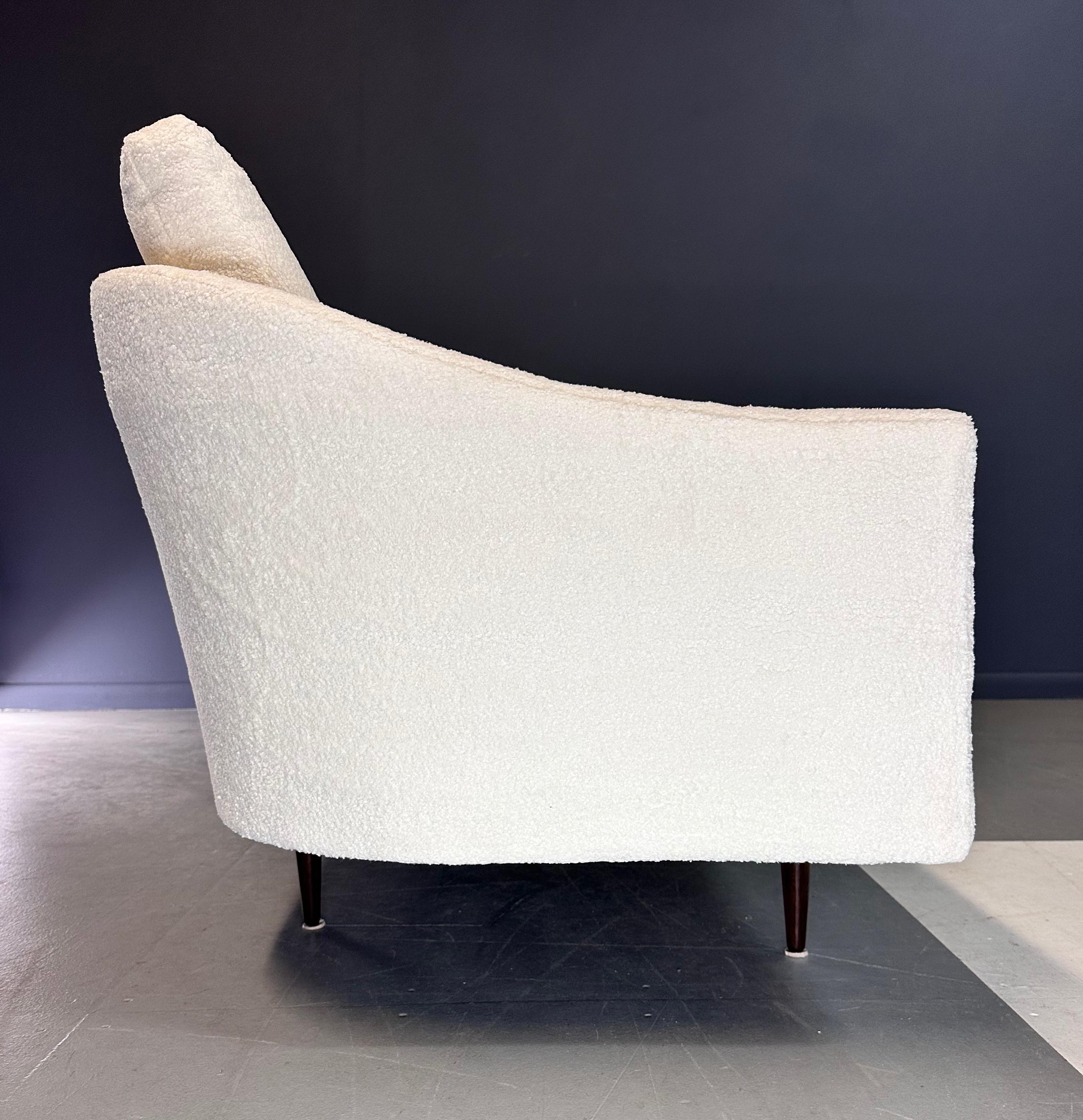 Divano con schienale curvo di Milo Baughman per Thayer Coggin in un accogliente bouclé di metà secolo in vendita 4