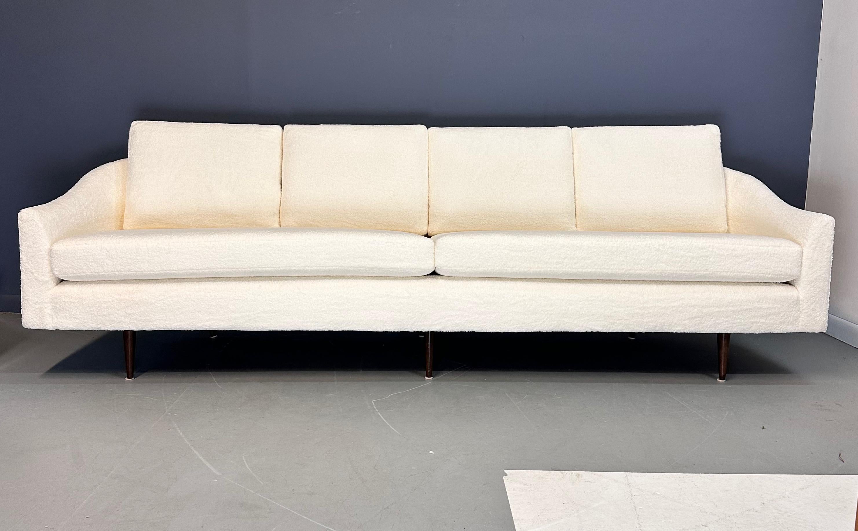 Divano con schienale curvo di Milo Baughman per Thayer Coggin in un accogliente bouclé di metà secolo In condizioni ottime in vendita a Philadelphia, PA
