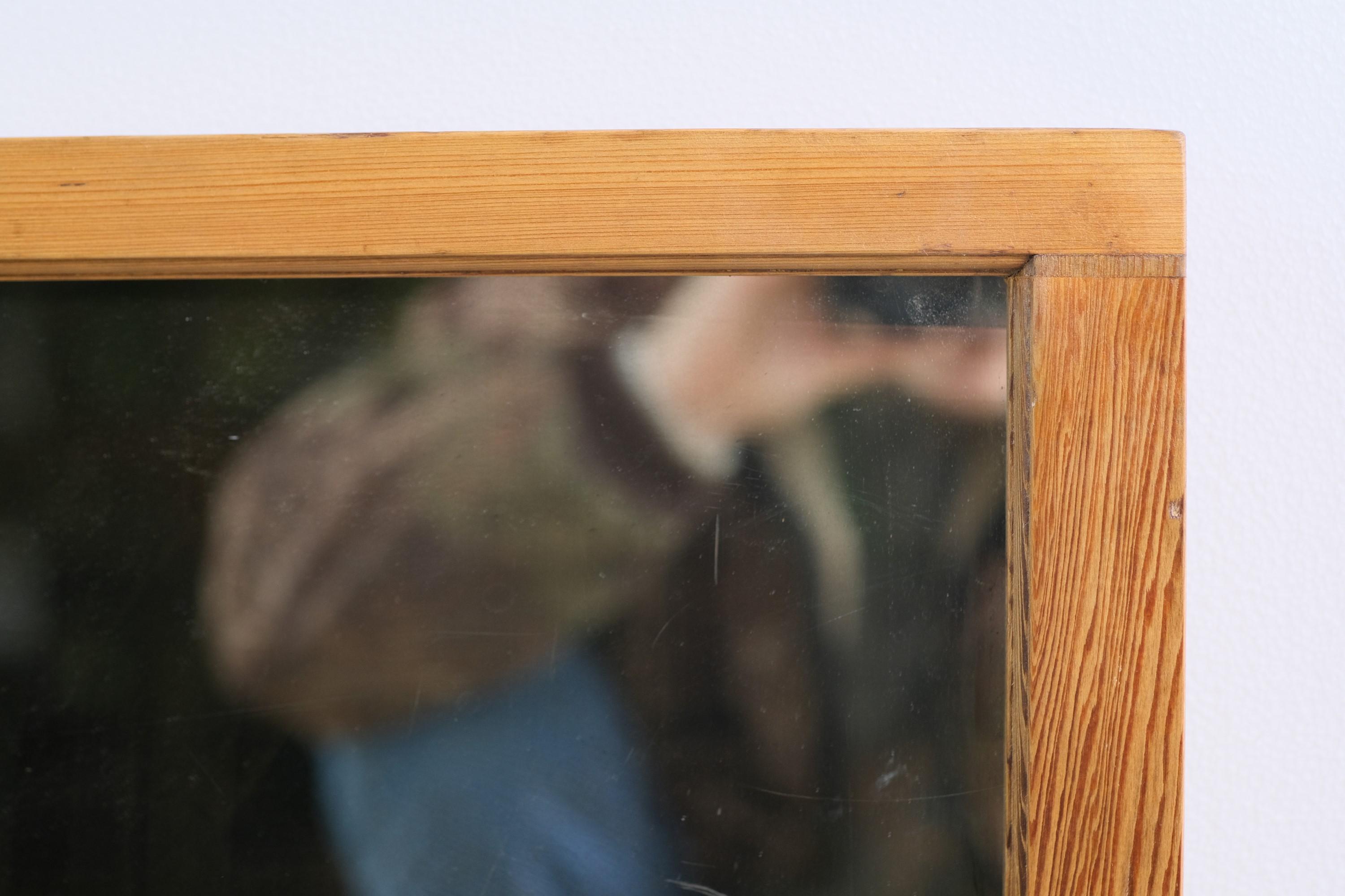 Fenêtre du début du 20e siècle avec un décalque original du logo White Owl Cigar monté près du bas de la vitre ondulée. Le verre lui-même a été argenté et constitue désormais un miroir attrayant. Quelques rayures mineures sur le verre. Veuillez