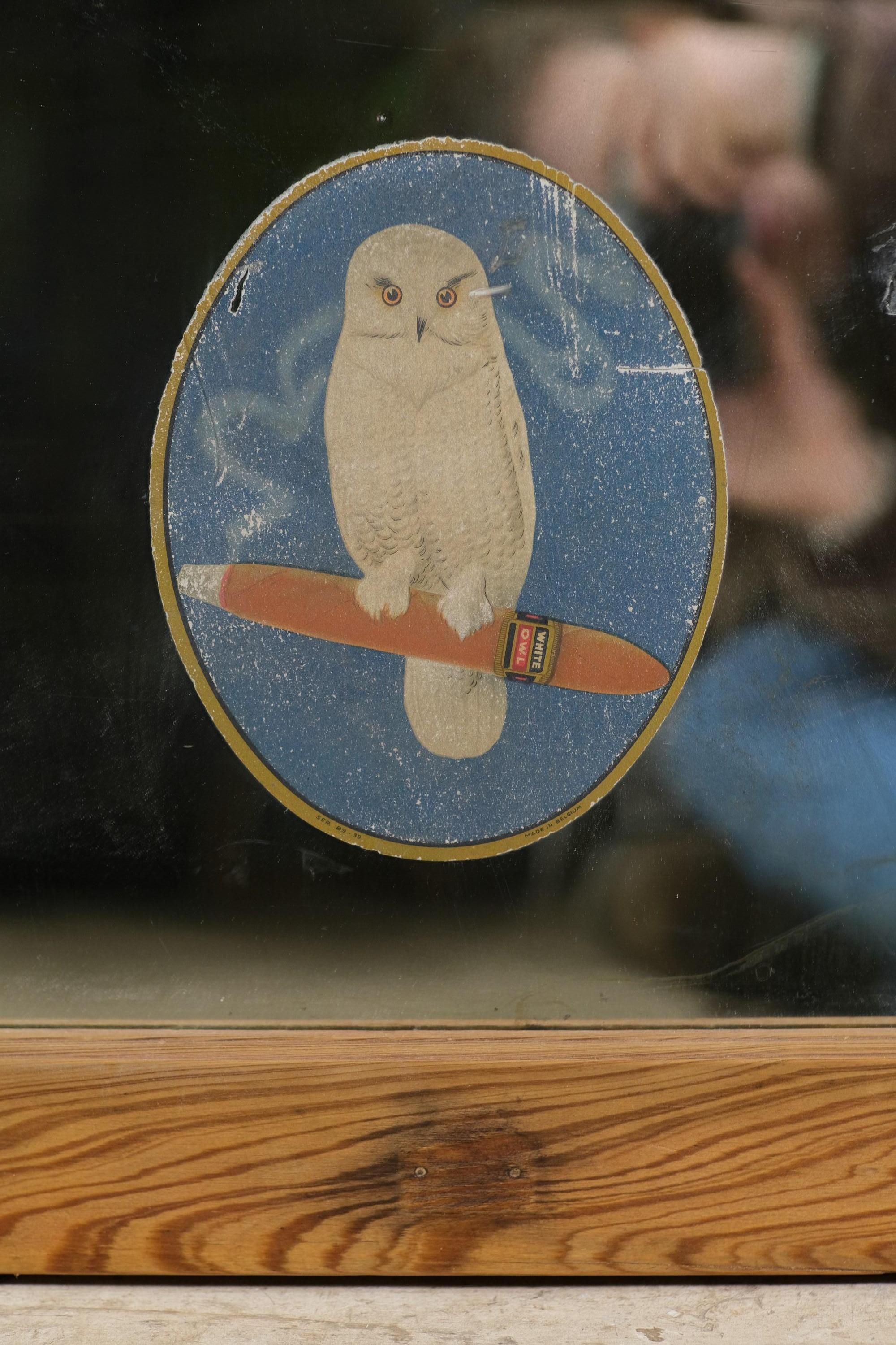 Américain Ancienne fenêtre en verre ondulé et miroir, décalque de cigare hibou blanc en vente