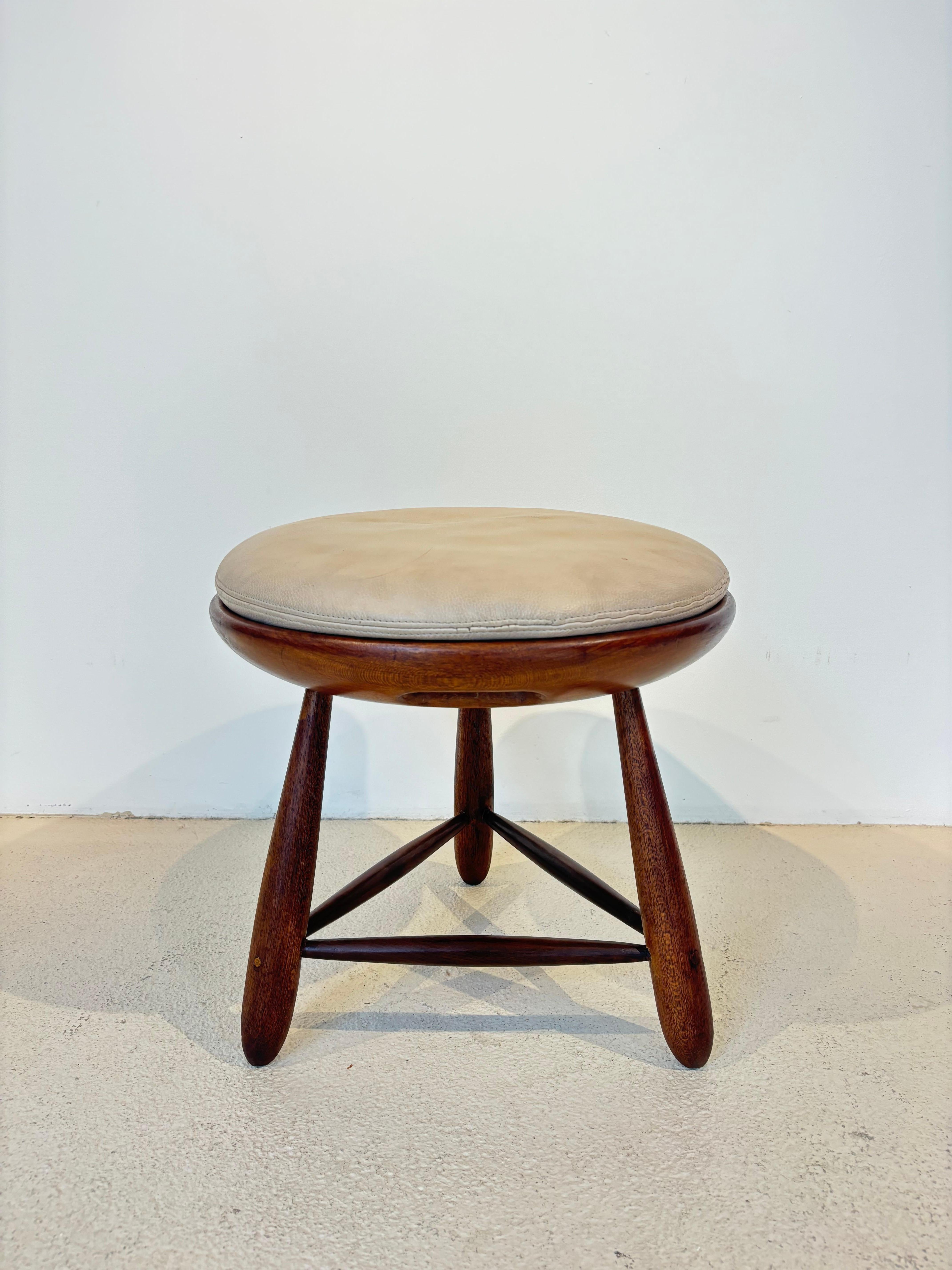 Tabouret mocho par Sergio Rodrigues, version ancienne. 