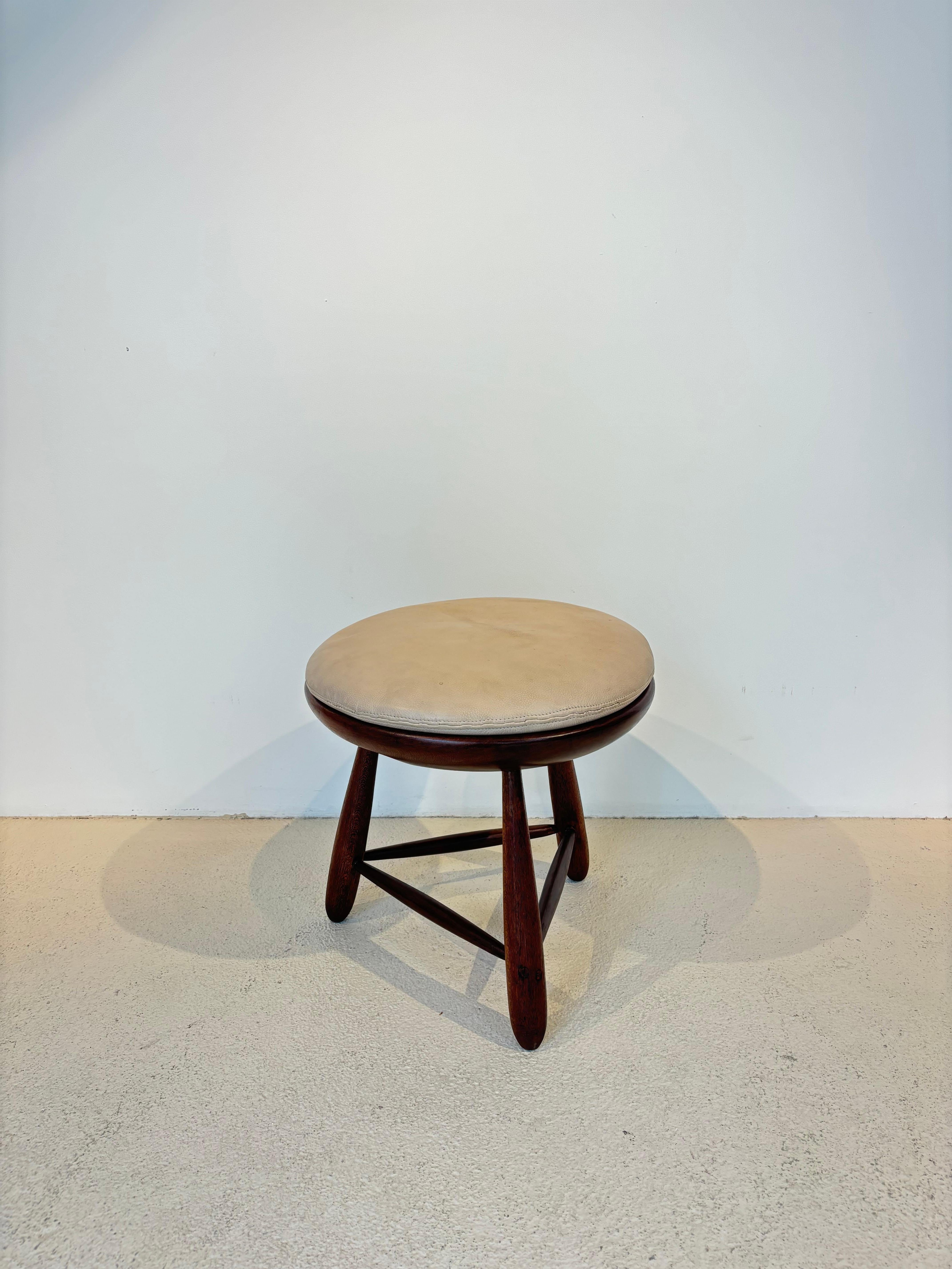 Mid-Century Modern Tabouret mocho primitif de Sergio Rodrigues en vente